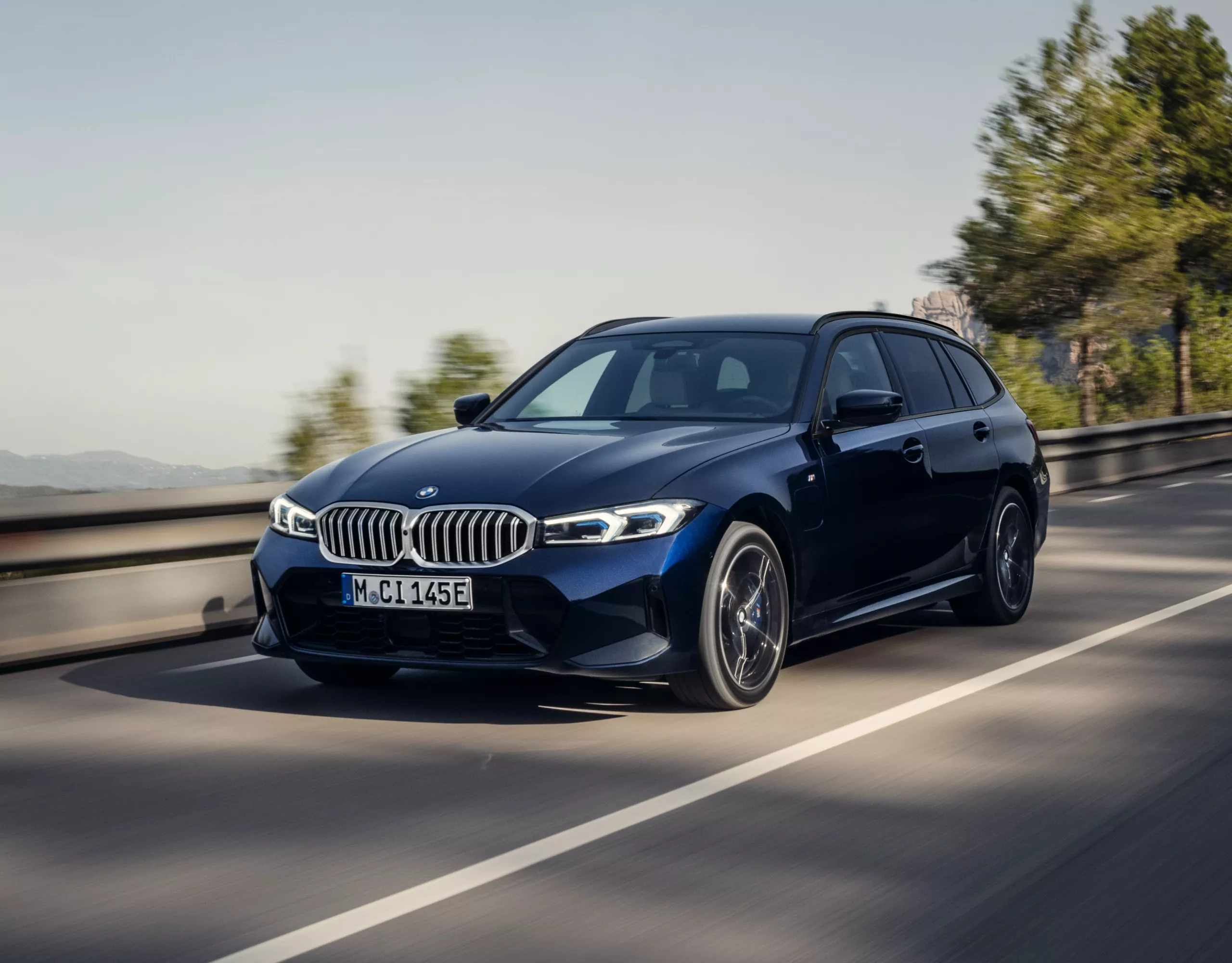 BMW Série 3 Touring d'occasion, noir, sur route, 3/4 avant droit