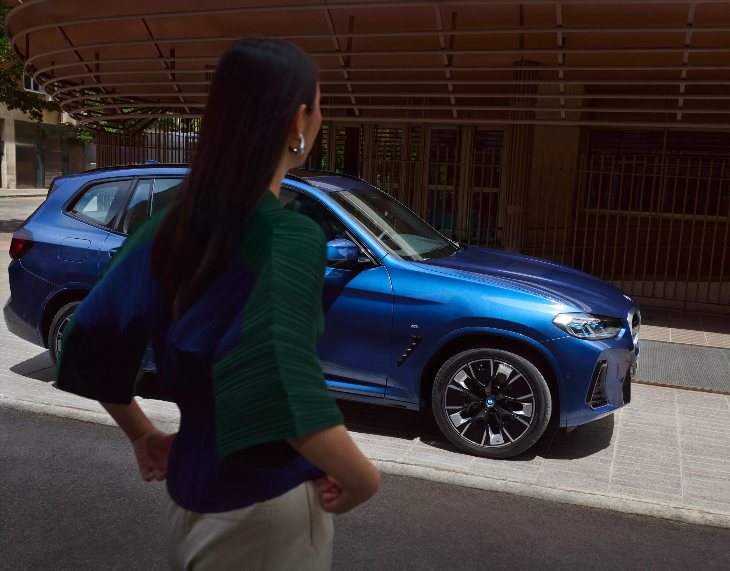 BMW Service Inclusive, egy nő kukucskál ki a BMW X2 csomagtérajtaján