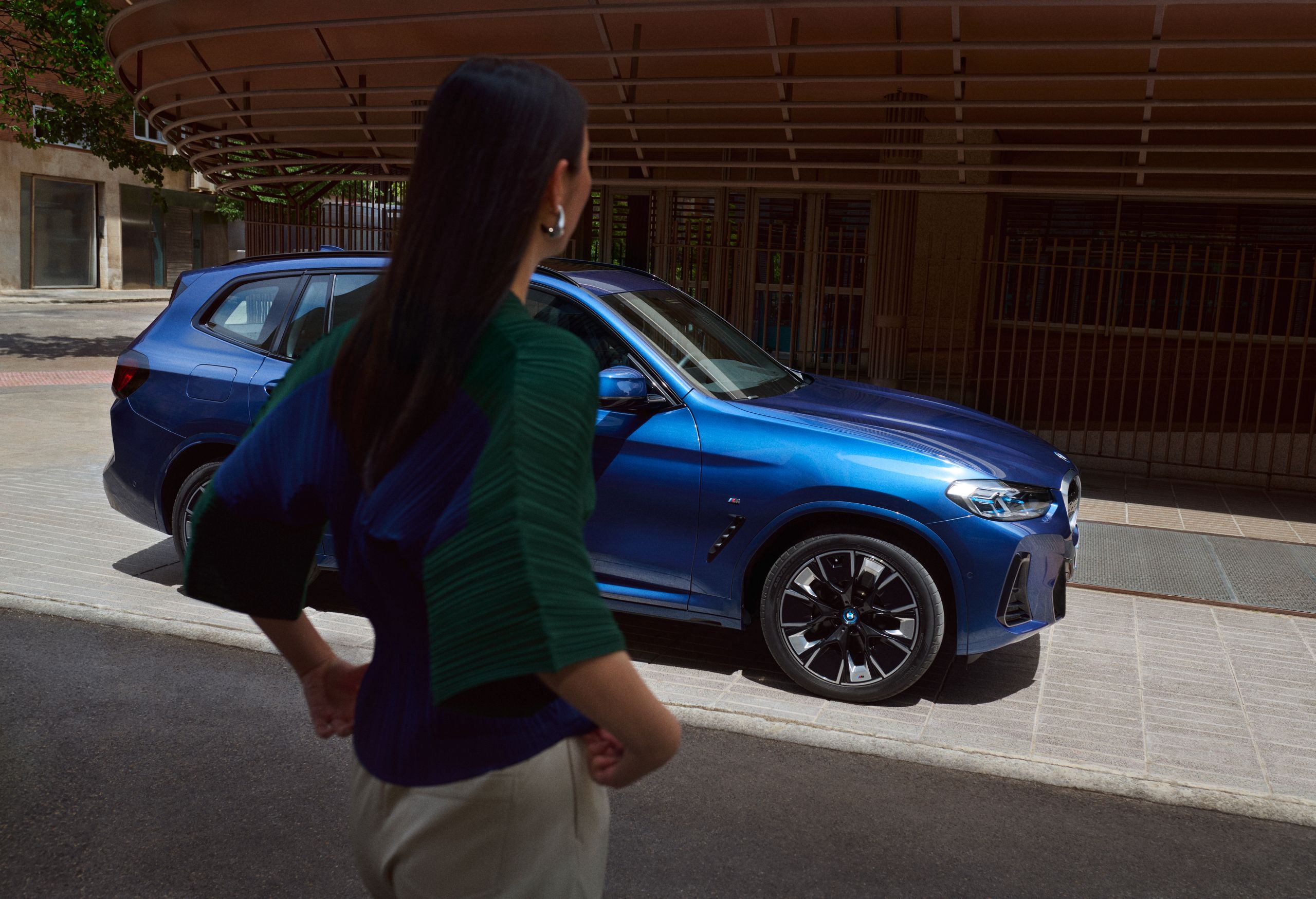 BMW Service Inclusive, egy nő kukucskál ki a BMW X2 csomagtérajtaján