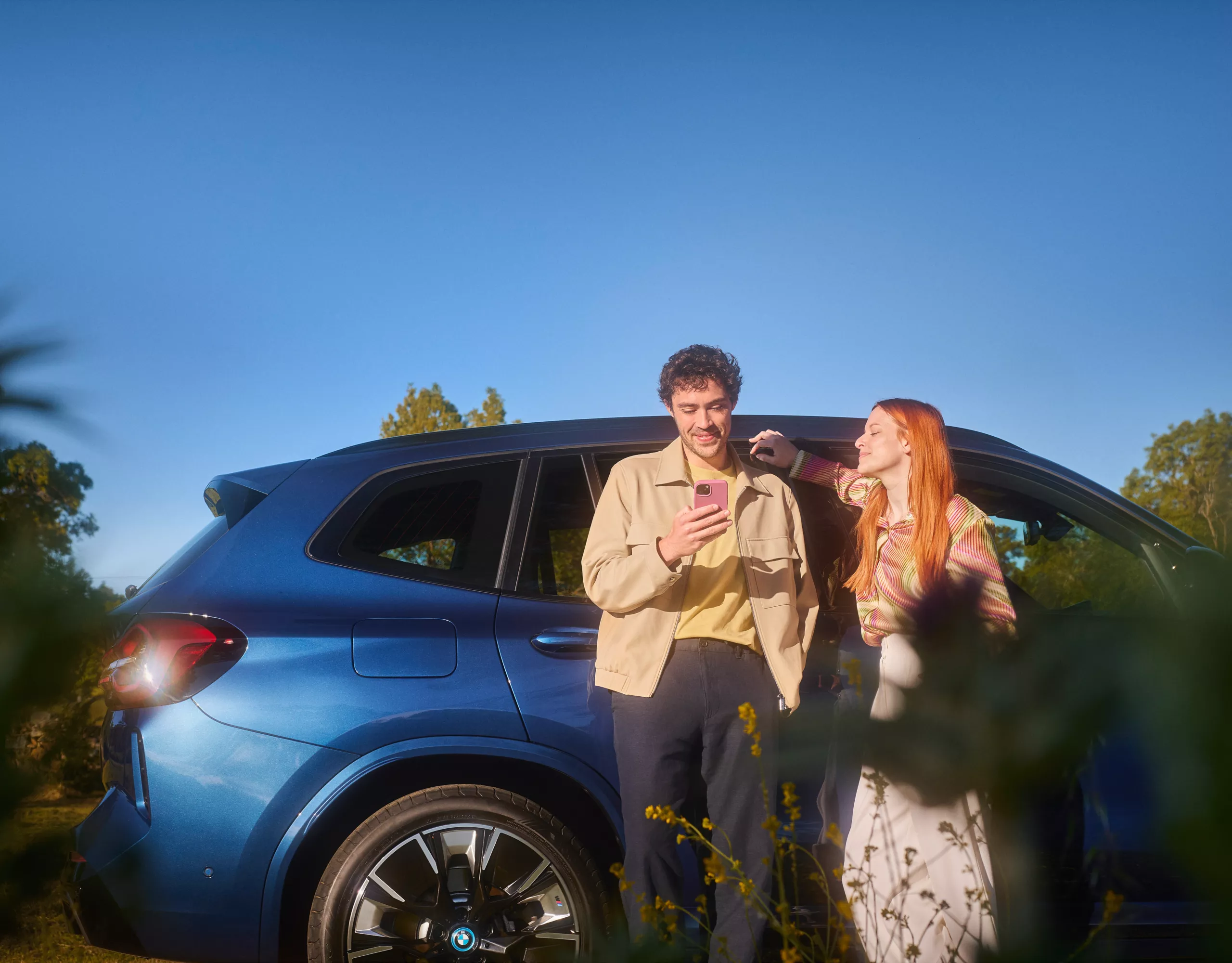 BMW Servicetechniker arbeitet in einer Werkstatt an einem geöffneten Motorraum