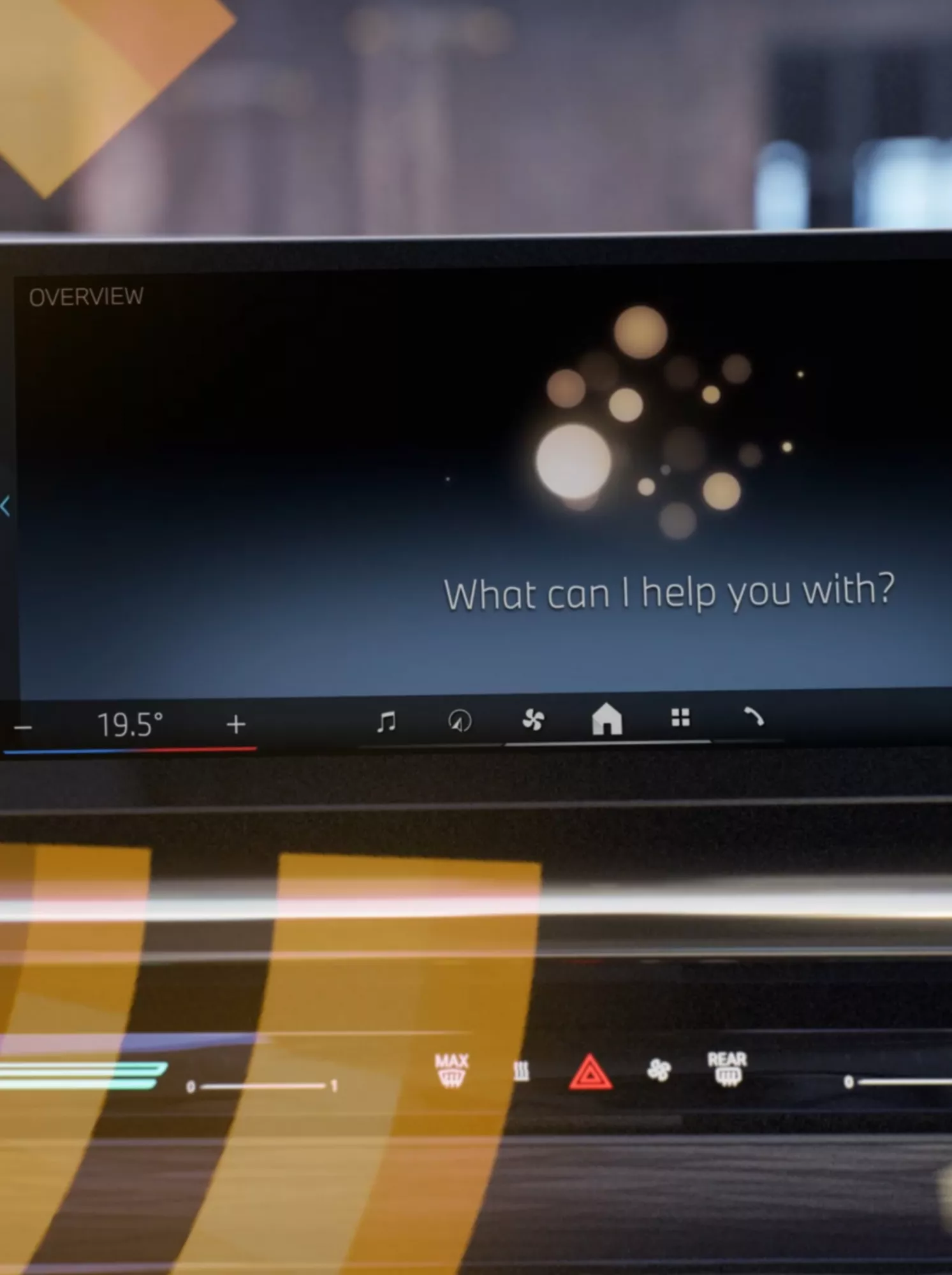 Zentrales Infotainment Display im BMW mit Sprachassistent und moderner Benutzeroberfläche im Innenraum