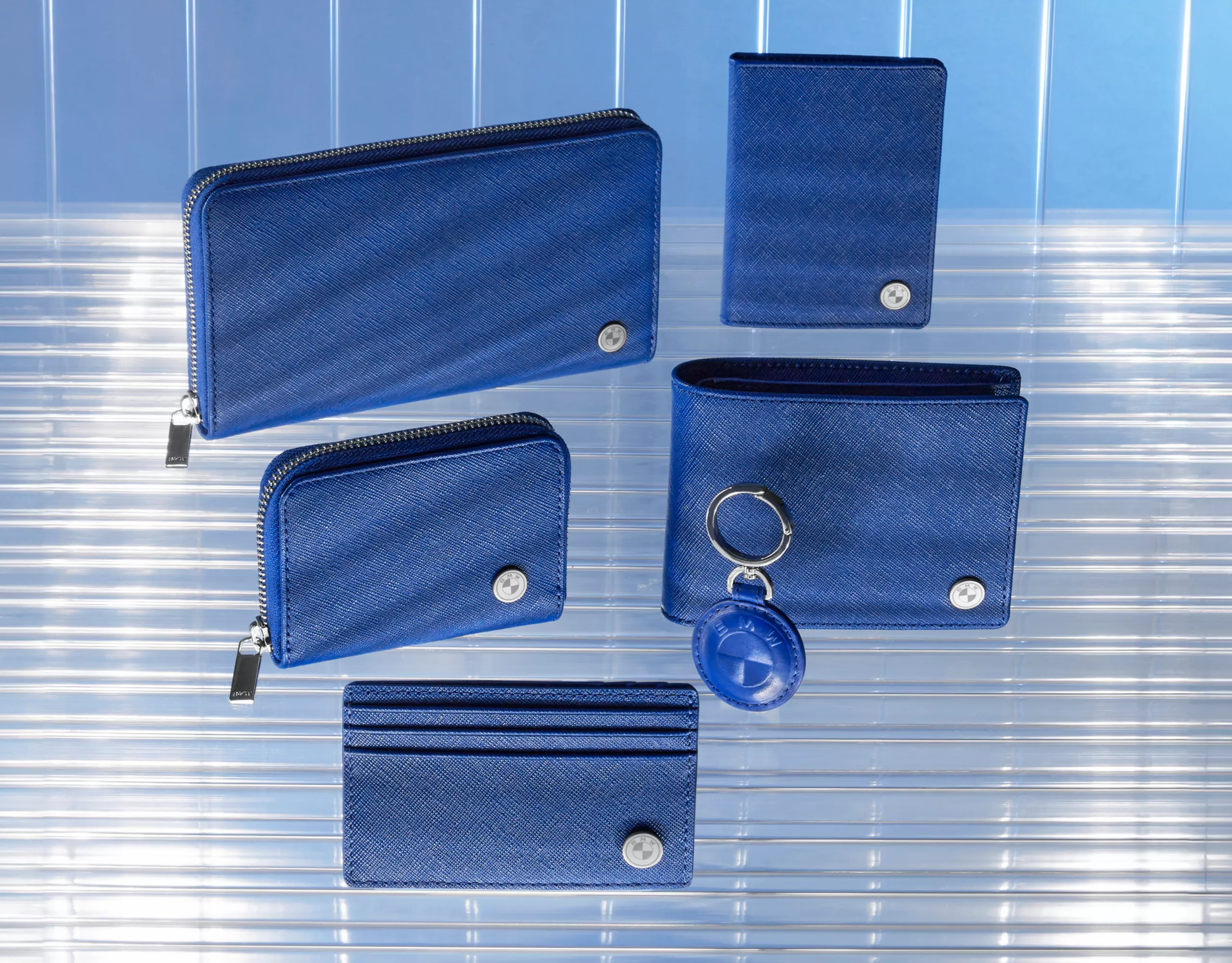 다양한 스마트폰 모델에 맞도록 여러 가지 형태와 크기로 준비된 BMW 로고가 있는 BMW 라이프스타일 스마트폰 케이스 및 태블릿 케이스