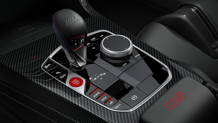 専用 ”CS”ロゴ入り CFRP製センター・コンソール（USB電源、ワイヤレス・チャージ付き）