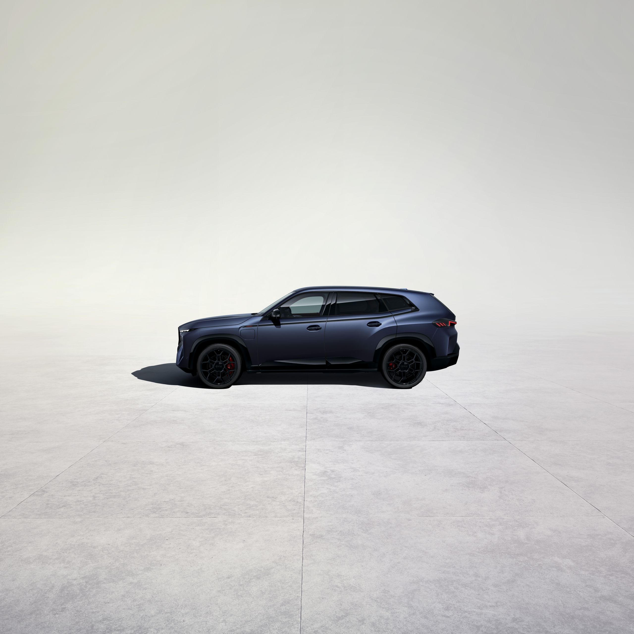 BMW Individual フローズン・タンザイナイト・ブルー（メタリック）*フローズン・ブリリアント・ホワイト／フローズン・ブラックも選択可能