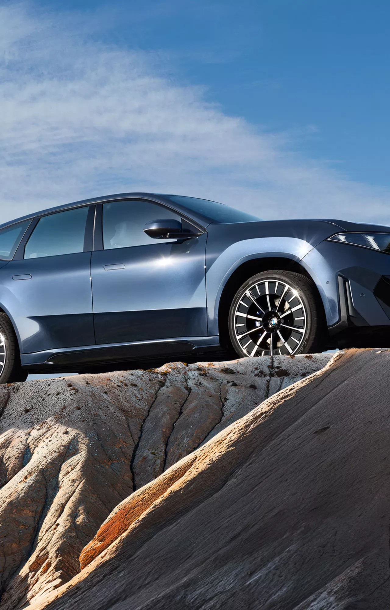 La BMW iX3 50 xDrive dans un paysage désertique