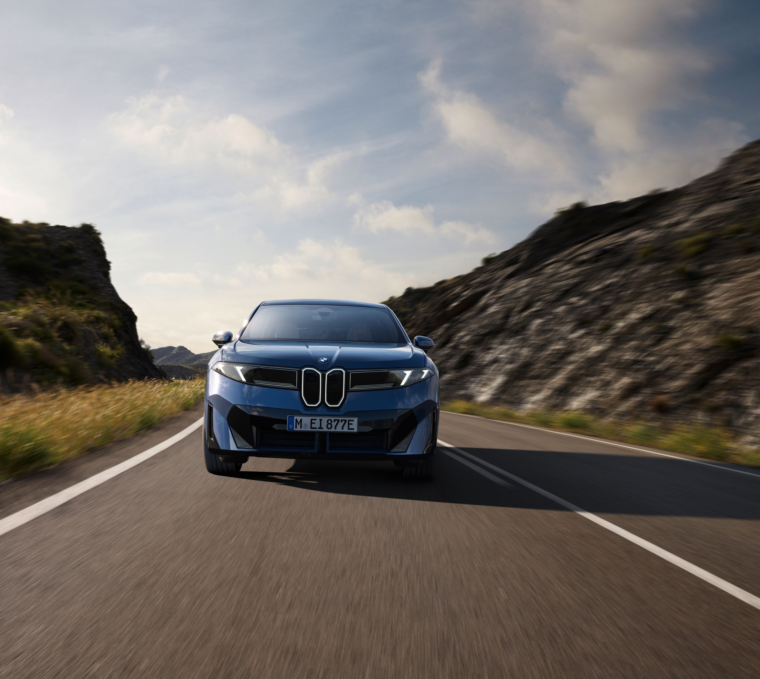 Vista frontal do BMW iX3 na estrada