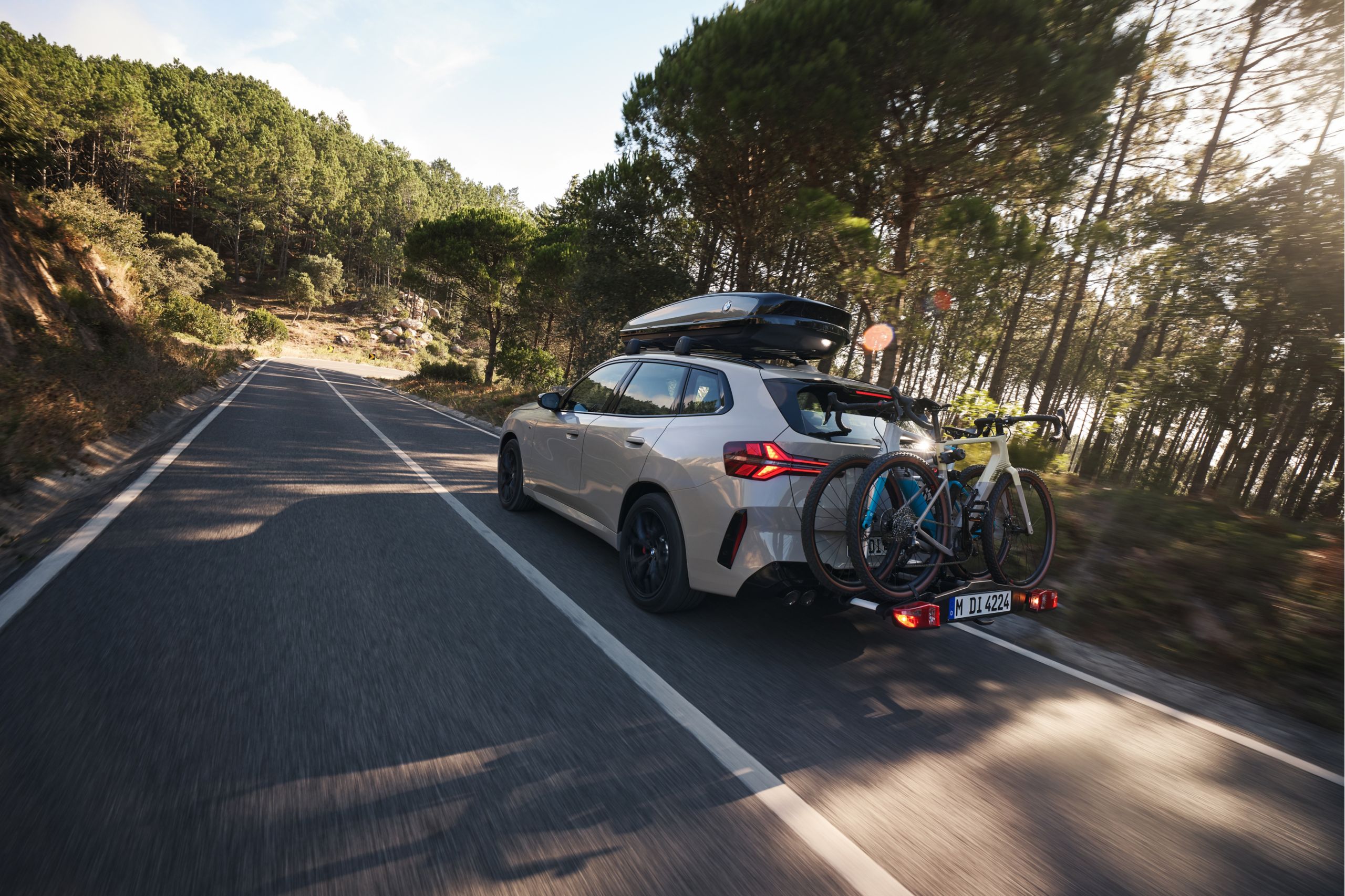 BMW Original vår- og sommertilbehør på en BMW i5 eDrive40 med BMW Takboks, BMW Sykkelstativ (bakmontert) og BMW godkjente komplette sommerhjul