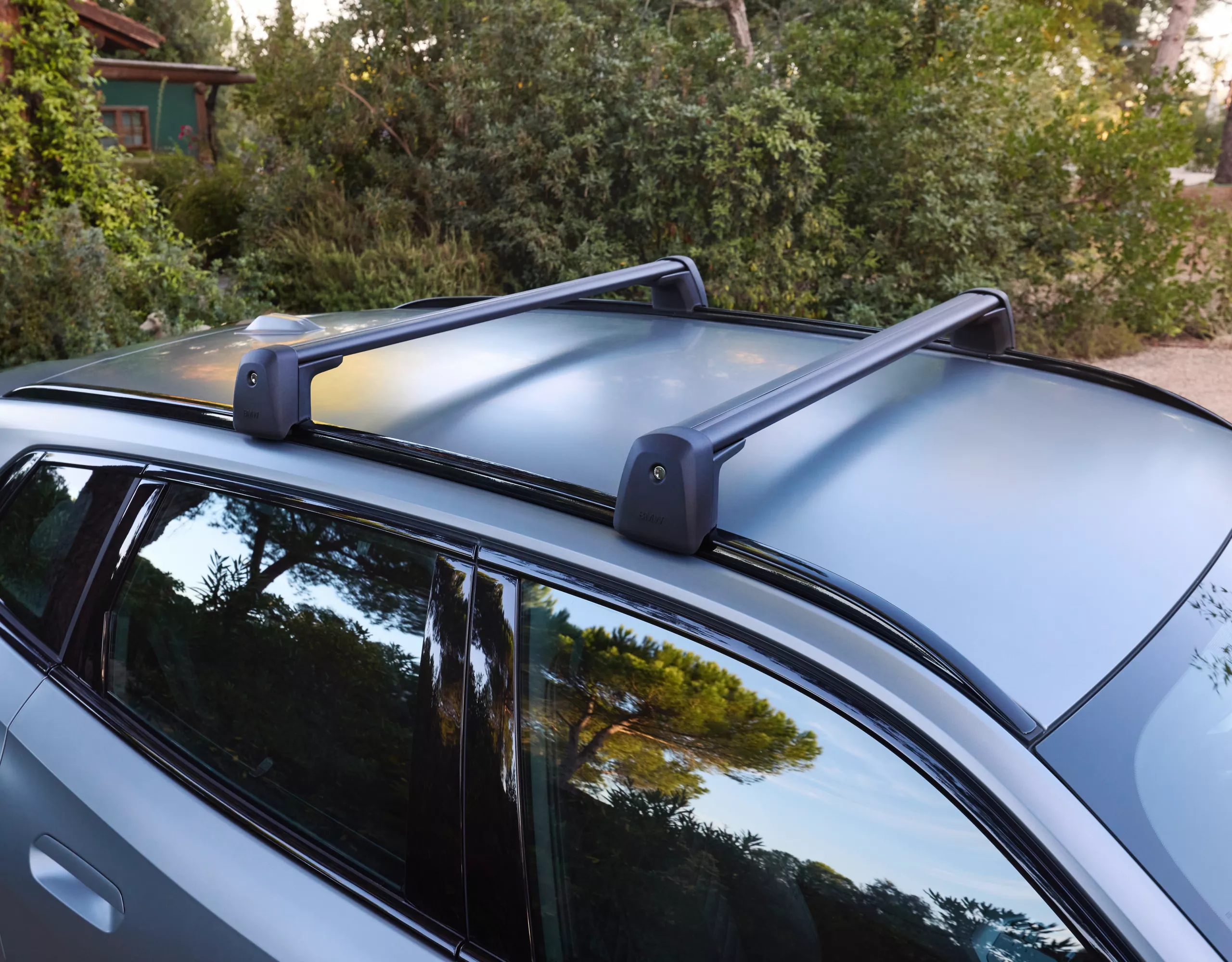 Person loads the rear box mounted on the BMW