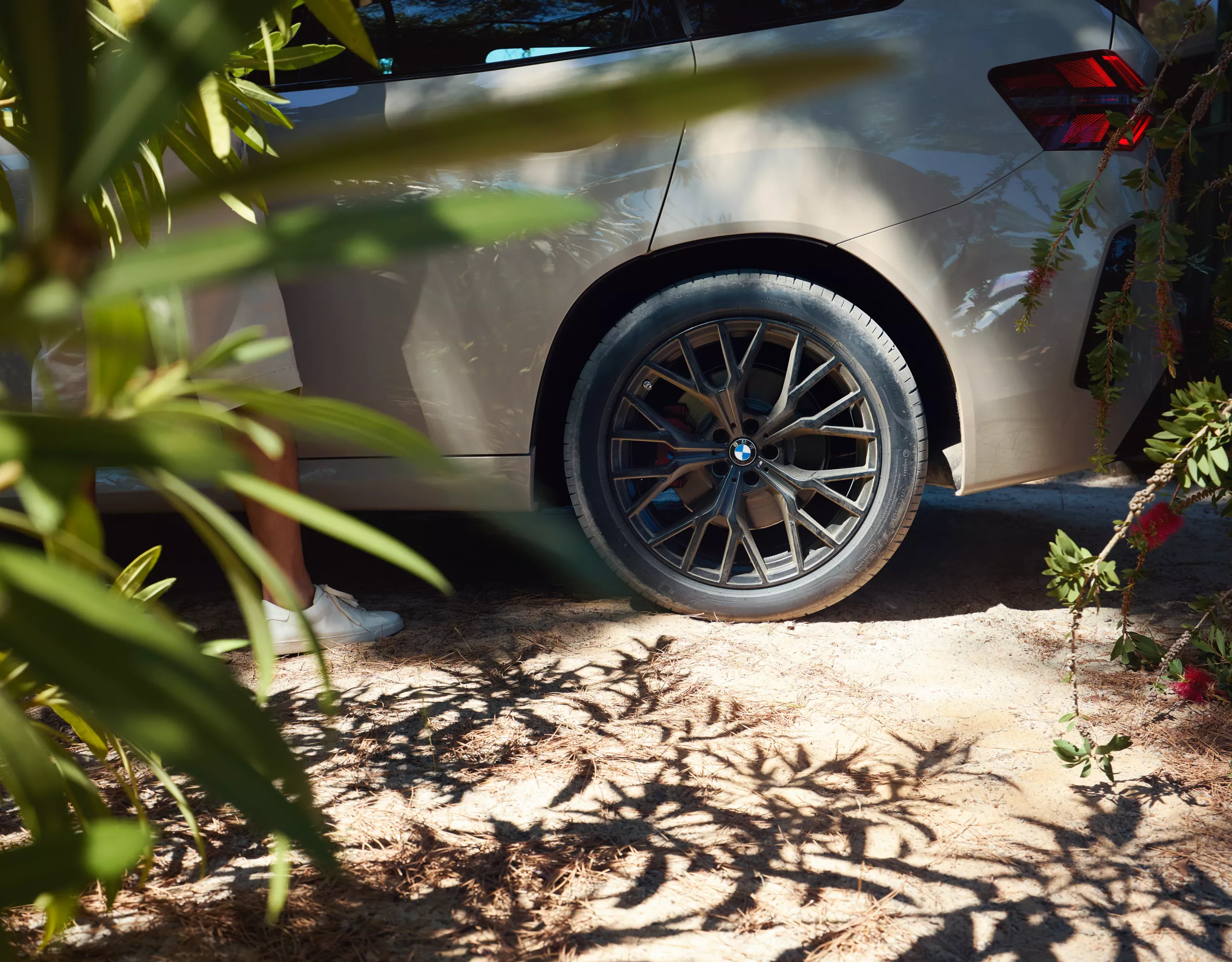 Detalhe da jante do BMW X3 M50 xDrive no meio da natureza.