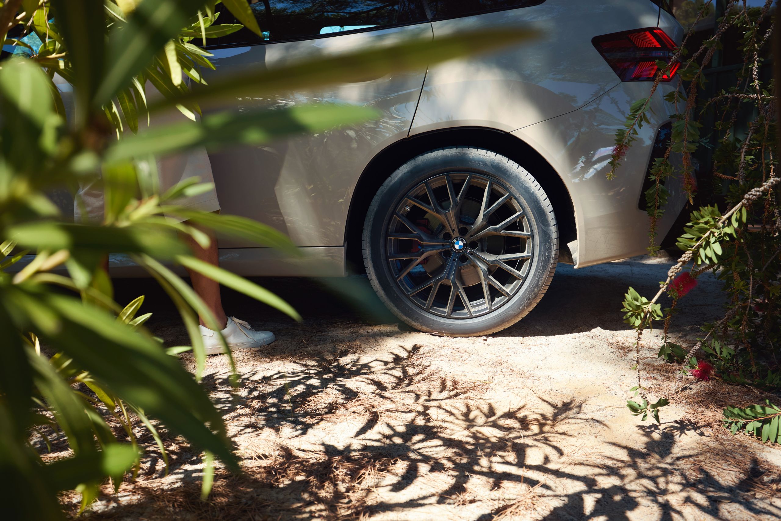 Detalhe da jante do BMW X3 M50 xDrive no meio da natureza