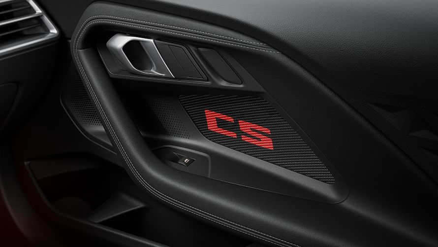 専用 “CS” ロゴ・イルミネーション