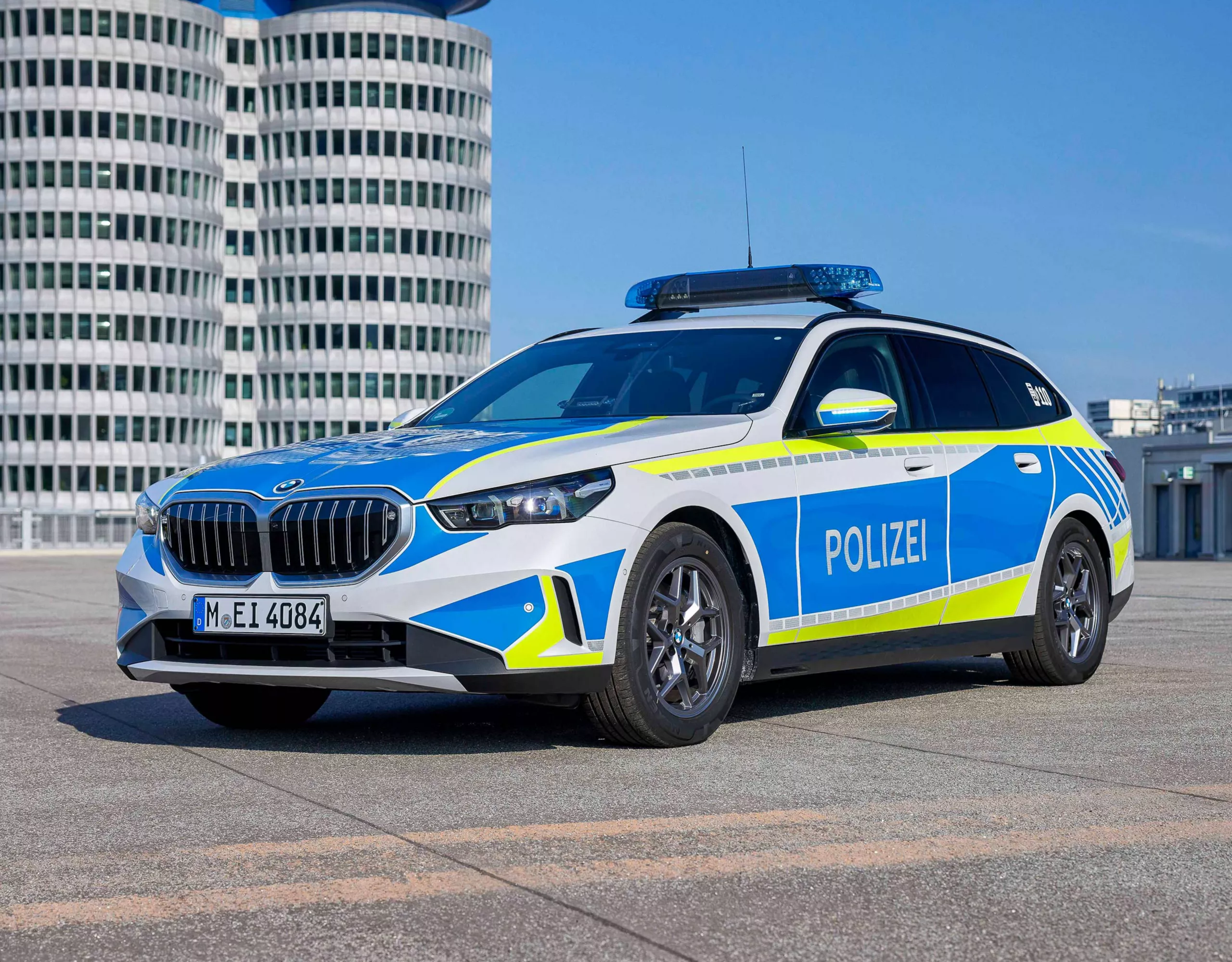 Ein BMW Polizeifahrzeug steht vor einem Gebäude