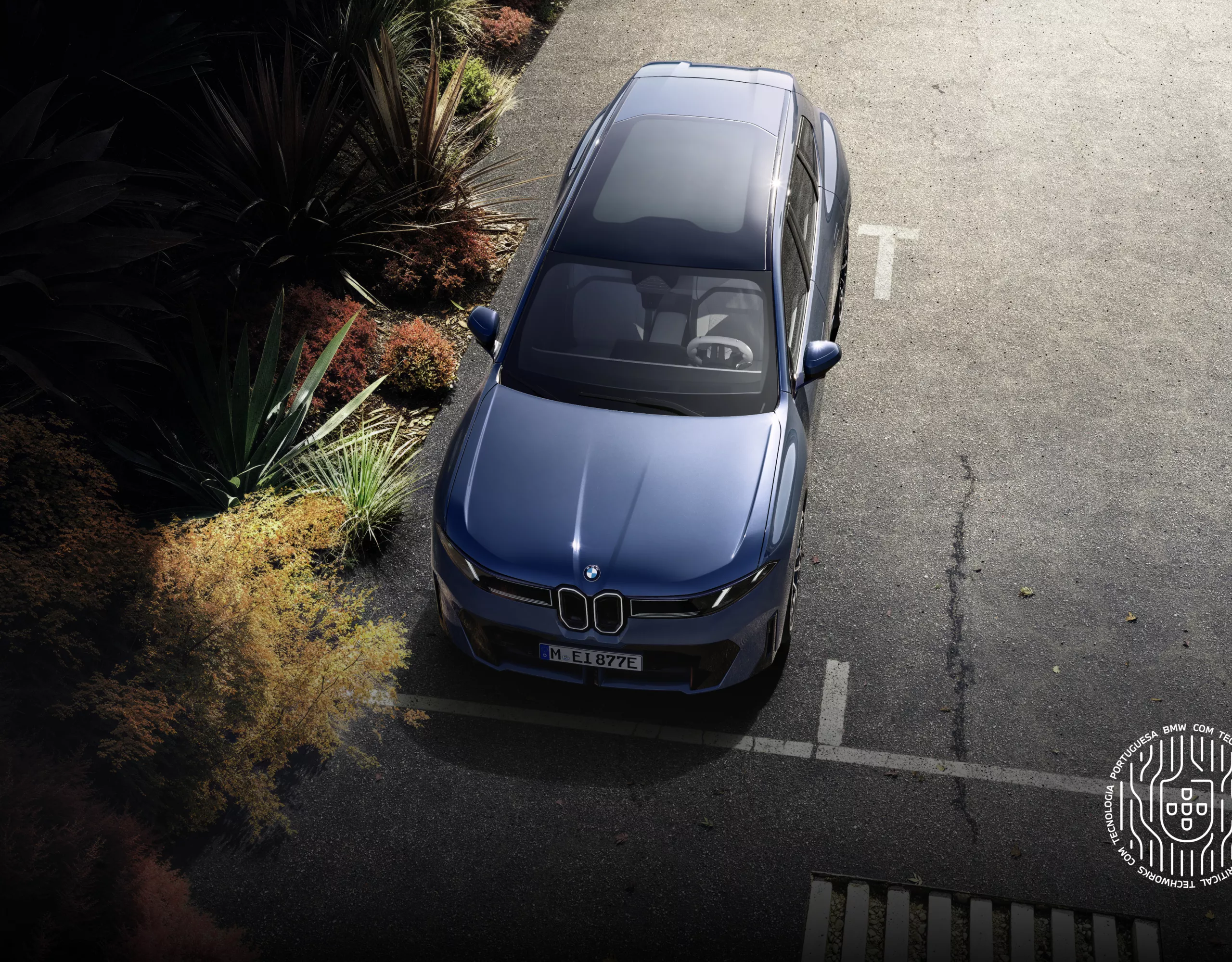 Vista de cima do BMW iX3 estacionado