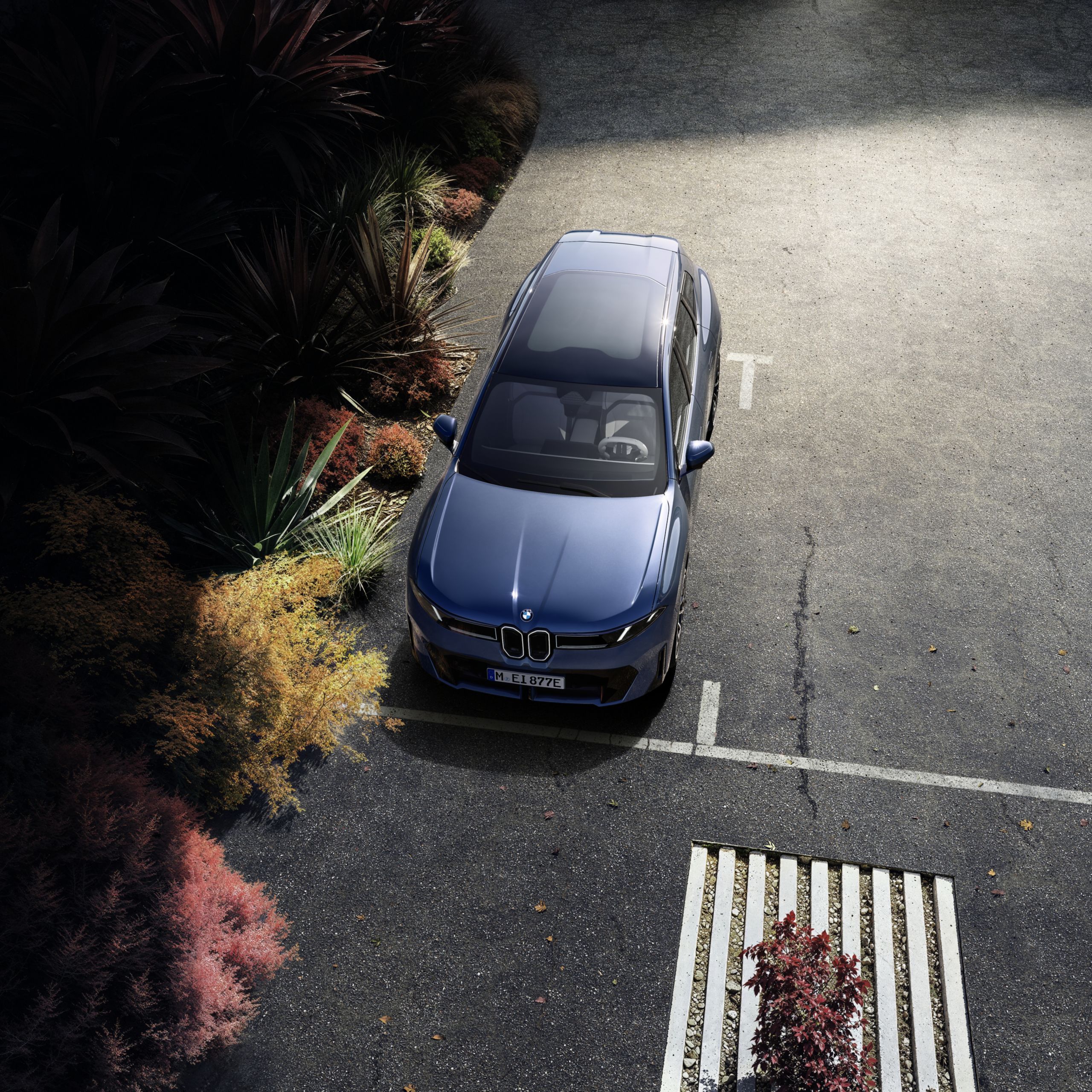 Vista de cima do BMW iX3 estacionado