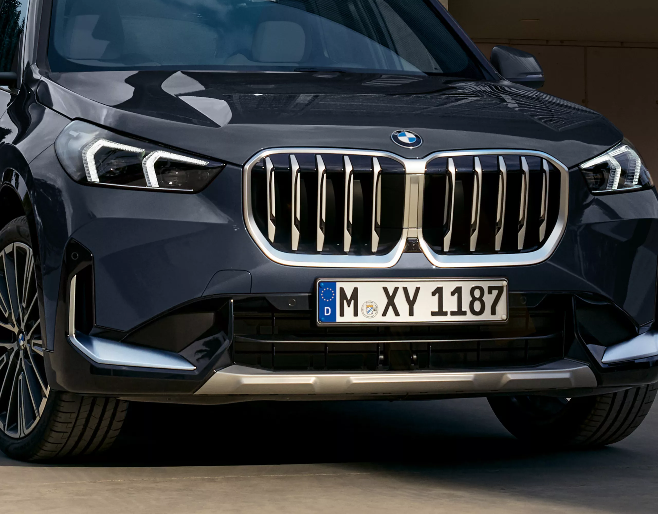 BMW X1：フロント・ビュー 