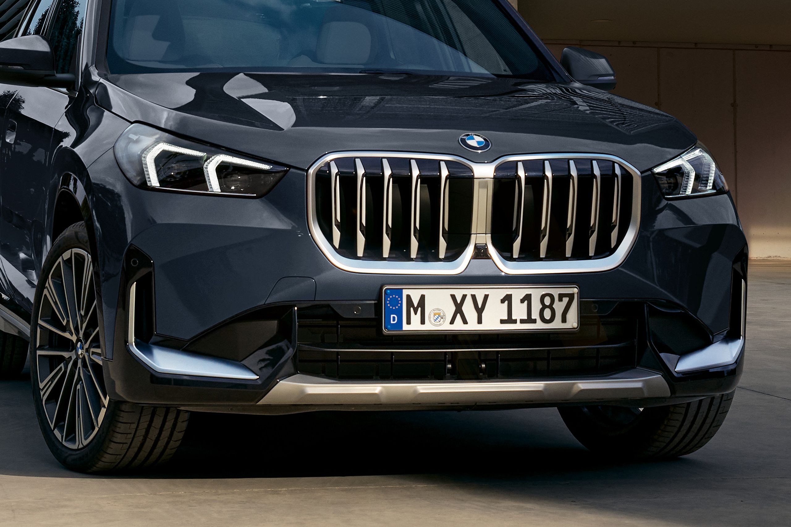 BMW X1：フロント・ビュー 