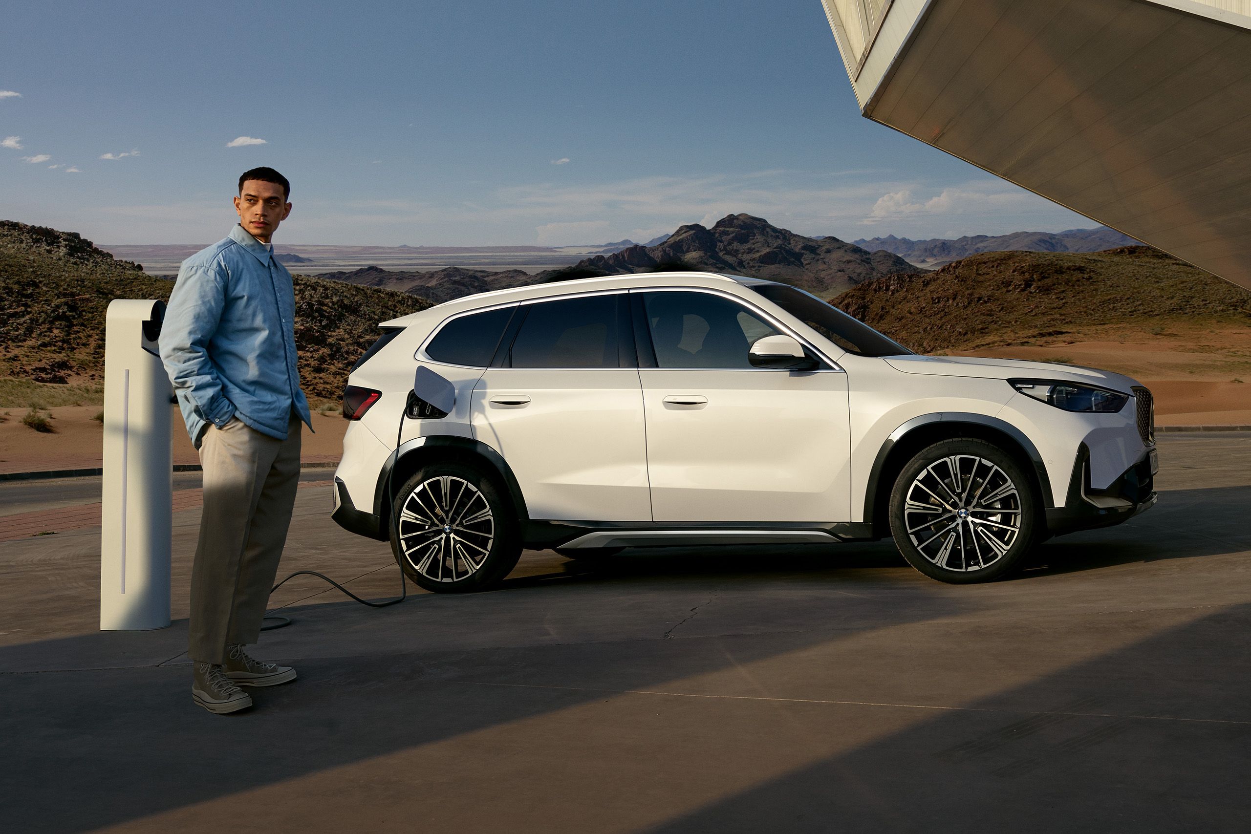 BMW iX1：外出先での充電