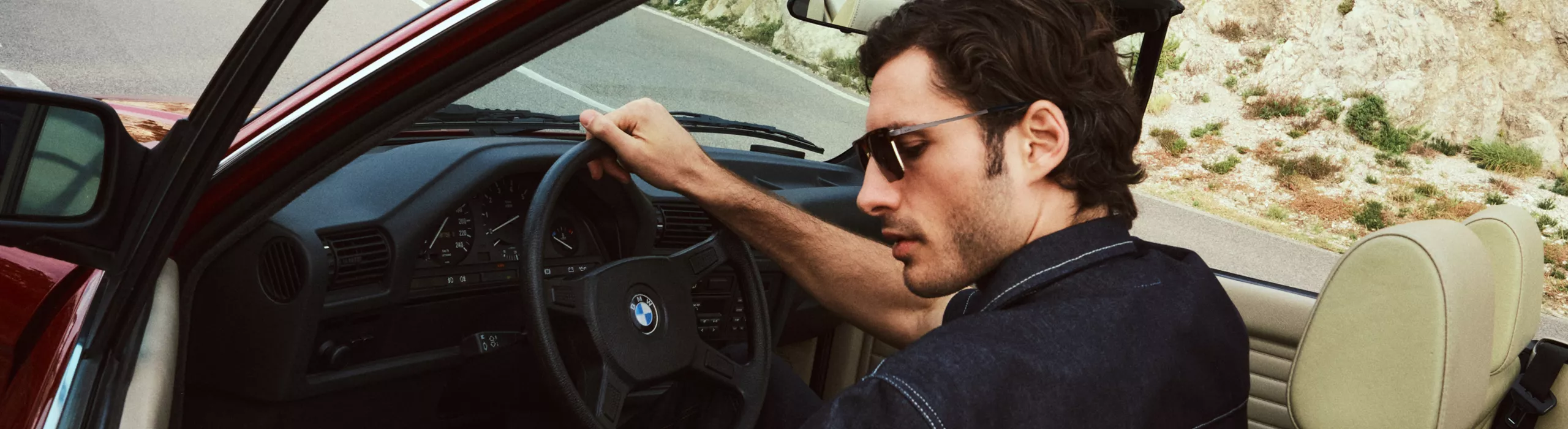 검은색으로 마감하고 흰색으로 'Power'라는 글자가 새겨진 BMW 라이프스타일 액세서리 BMW 보틀