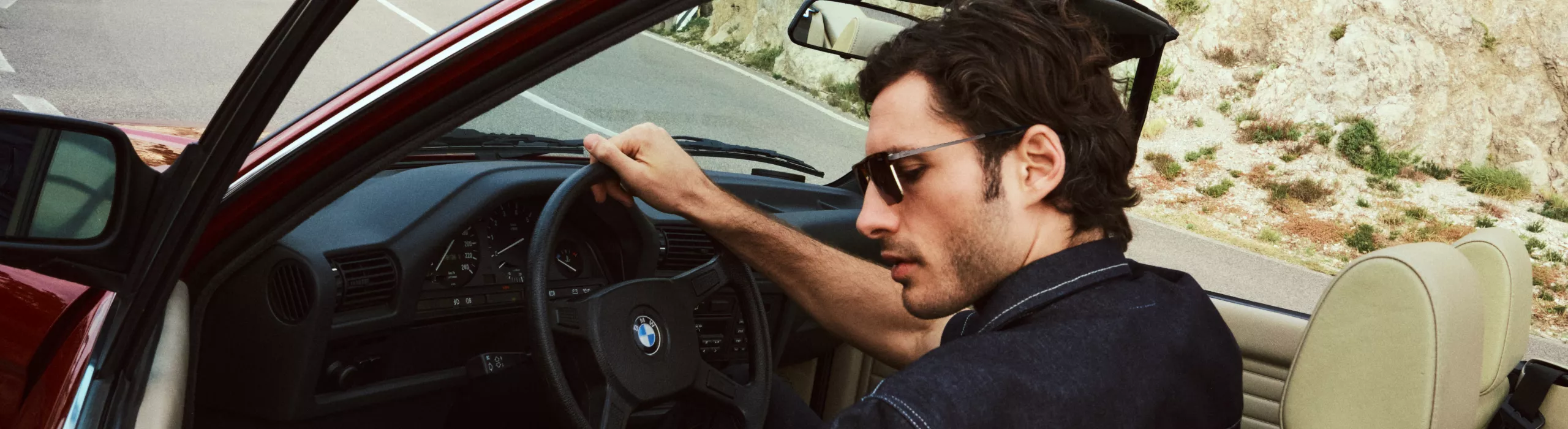 Accessoires BMW Lifestyle : gourde BMW peinte en noir avec Power imprimé en lettres blanches