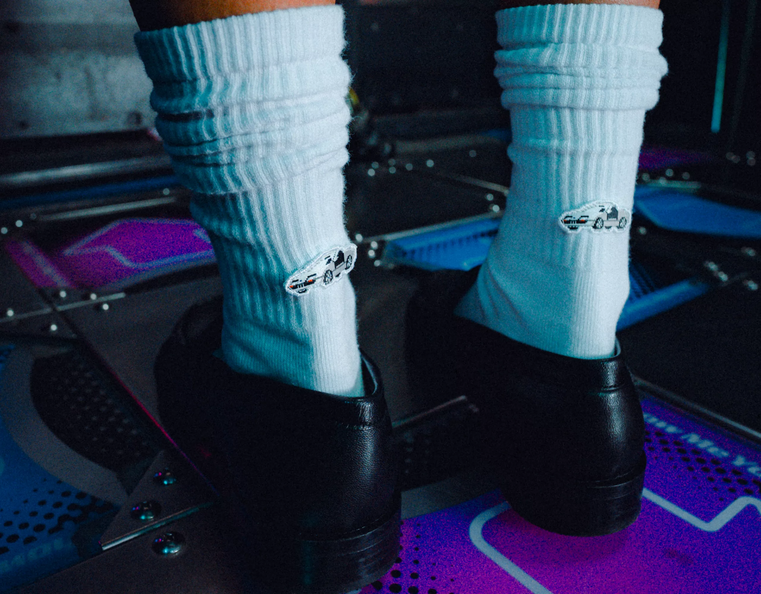 아노다이징 처리로 마감한 알루미늄으로 제작하고 상단에 플라스틱 캡을 더한  BMW 라이프스타일 BMW 보온컵