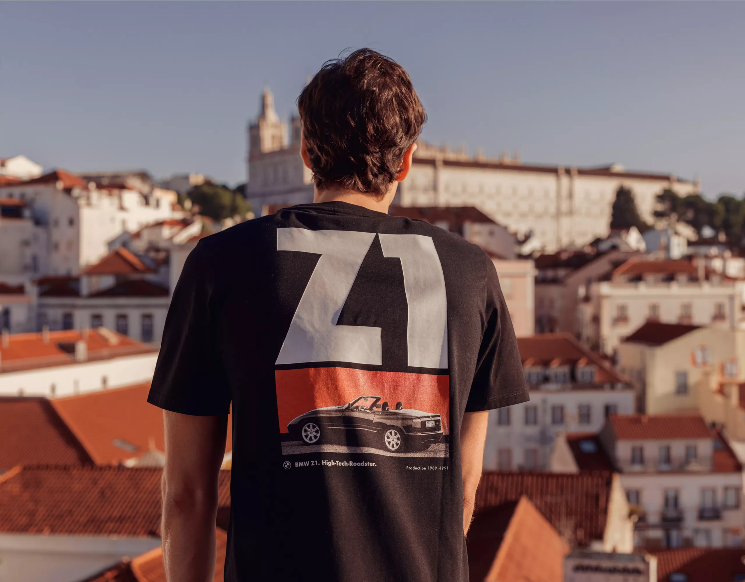 교외에서 두 대의 BMW 앞에 놓인 BMW 라이프스타일 프래그런스 앰버니스와 베르가무드