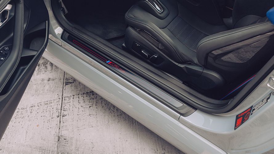 専用 “M2 CS” ロゴ入り サイドシル・カバー