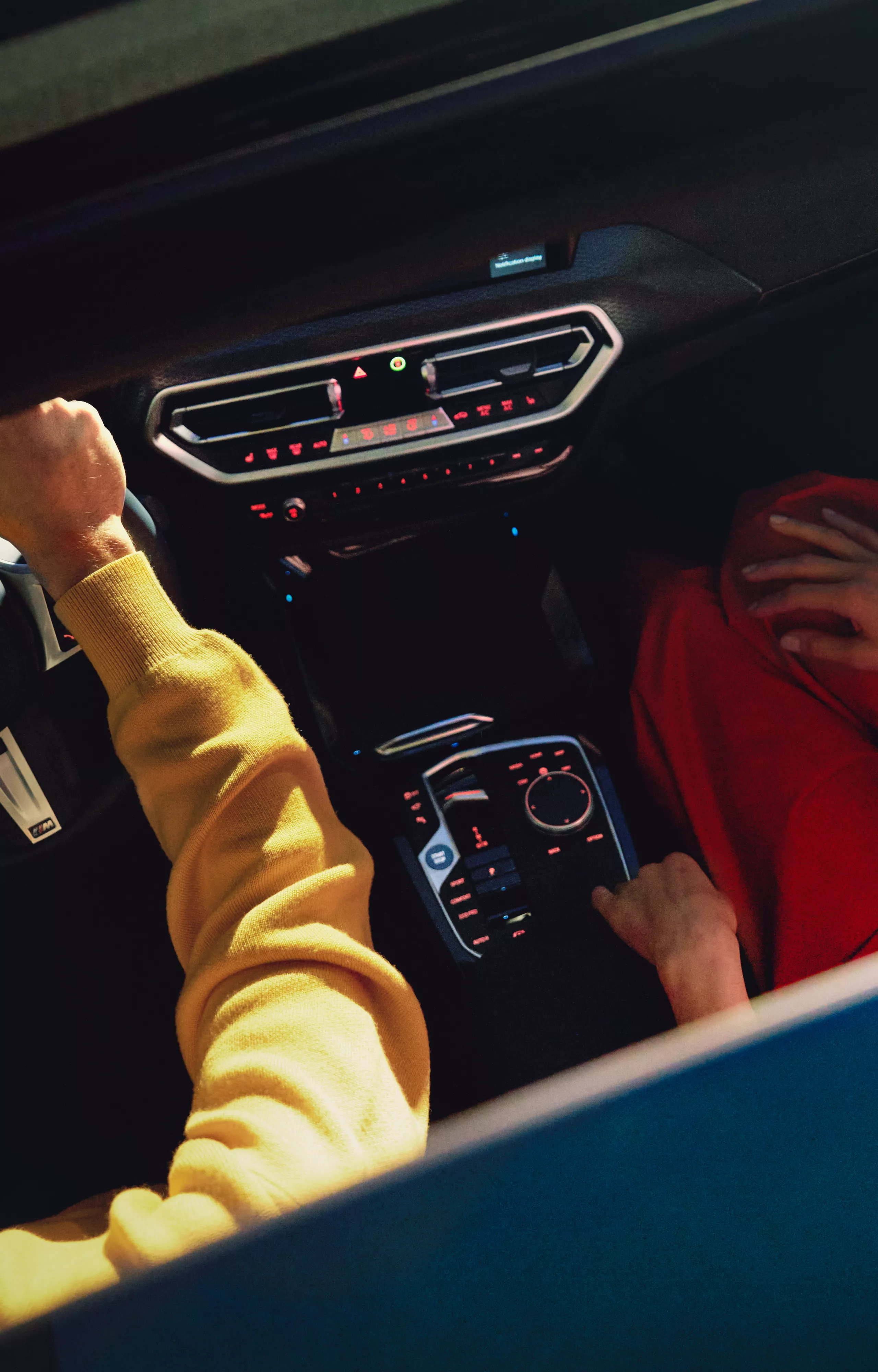 BMW Innenraum mit Lenkrad, Instrumententafel und Bedienelementen.