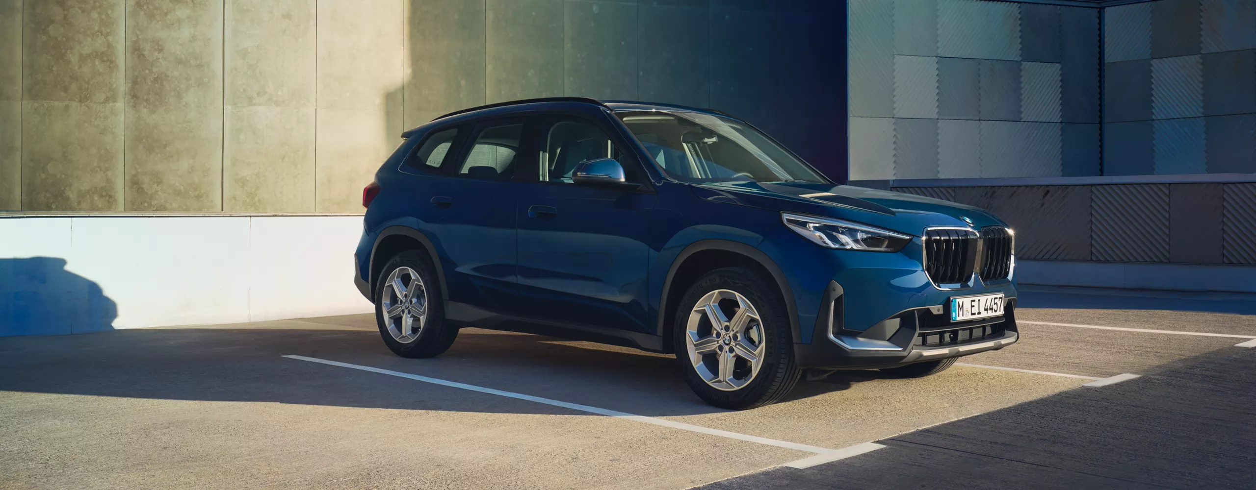  Een BMW M440i xDrive Gran Coupé rijdt met hoge snelheid op een snelweg