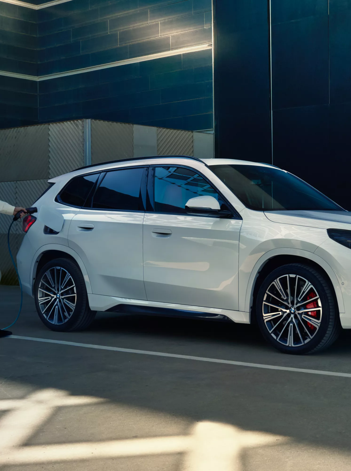 BMW iX1：外出先での充電