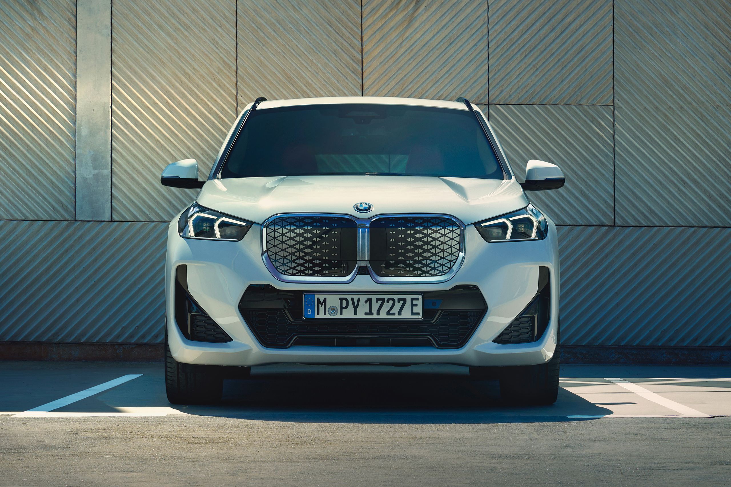 BMW X1：フロント・ビュー 
