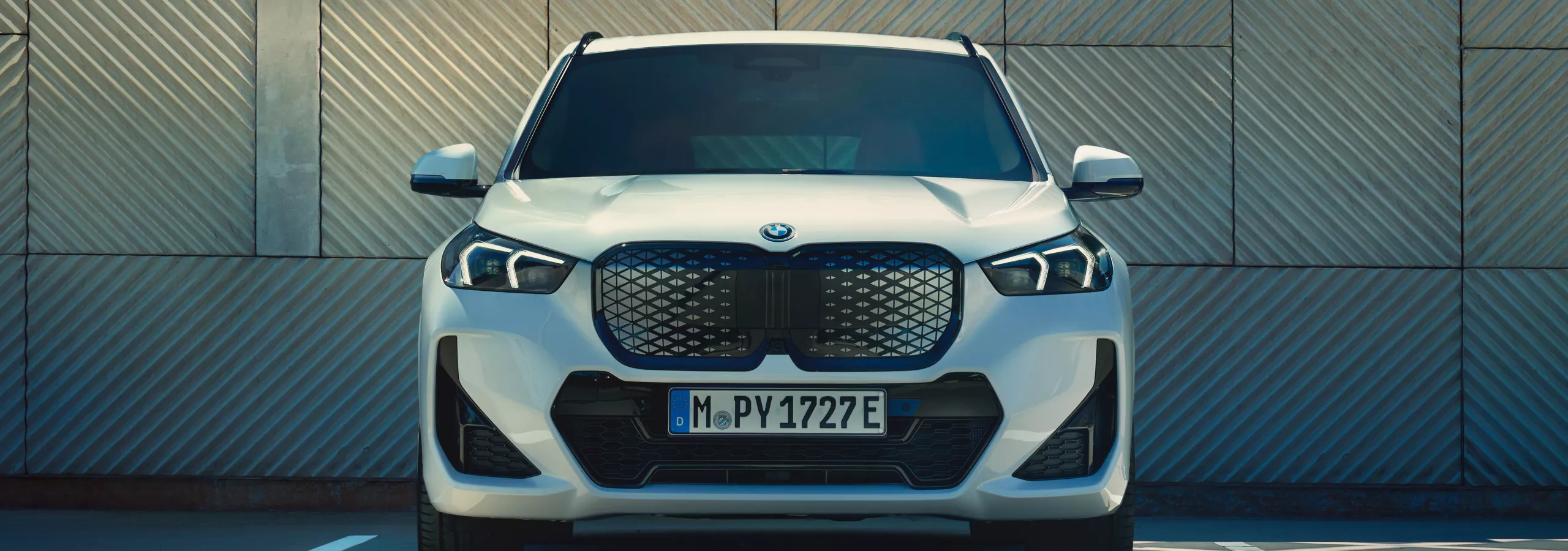 BMW iX1 装備・価格表