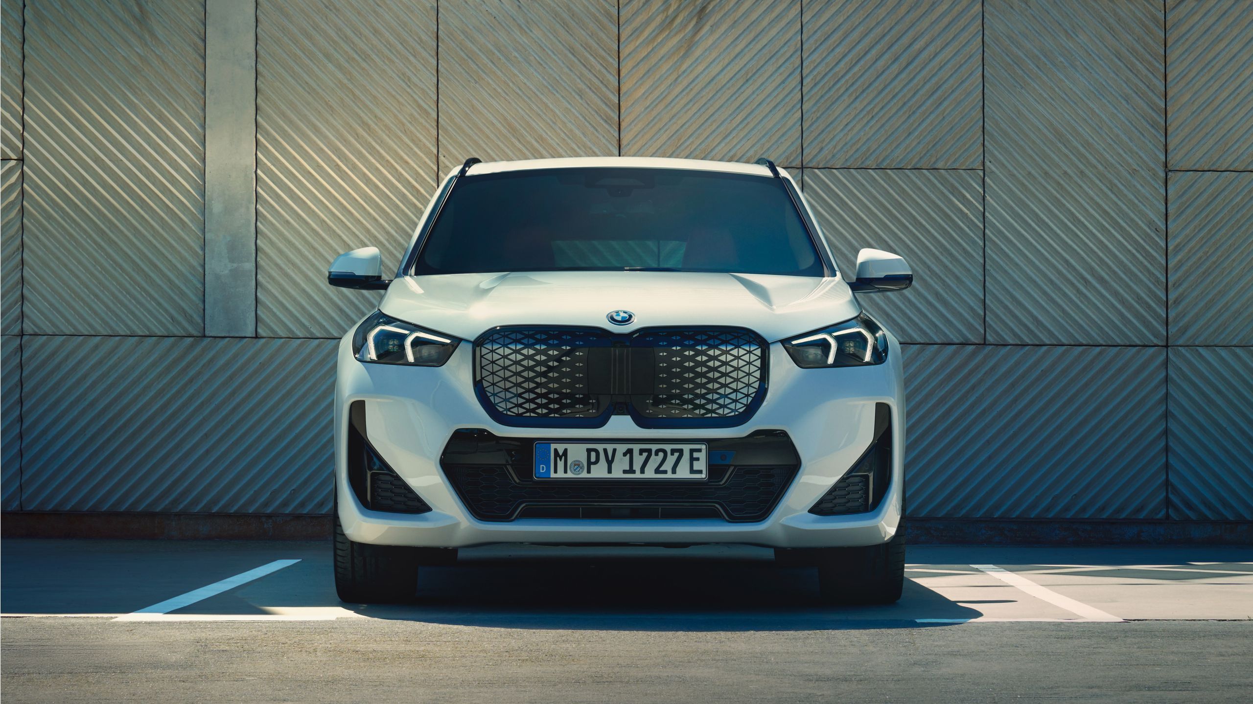 BMW iX1 装備・価格表