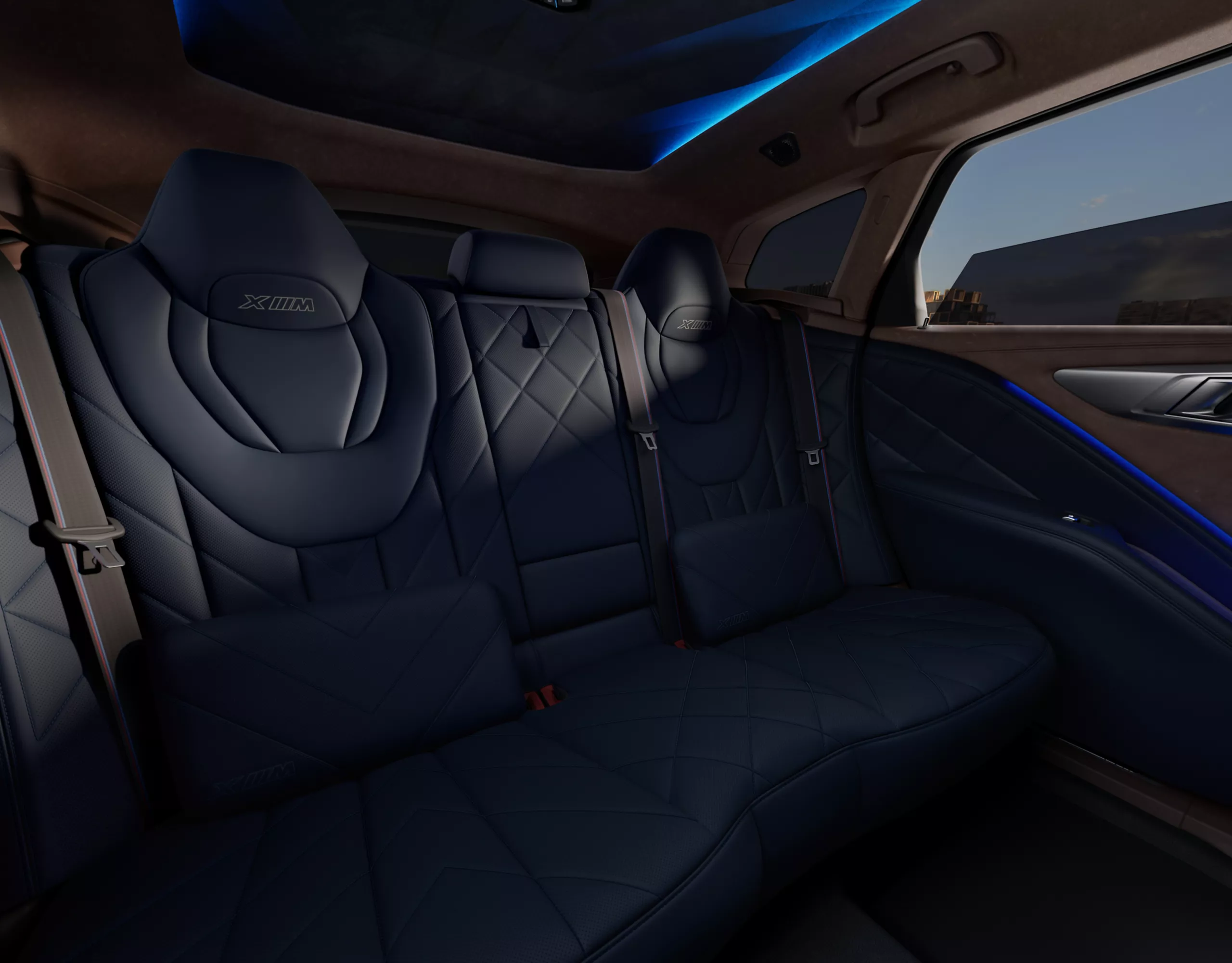 広々としたXMの後部座席