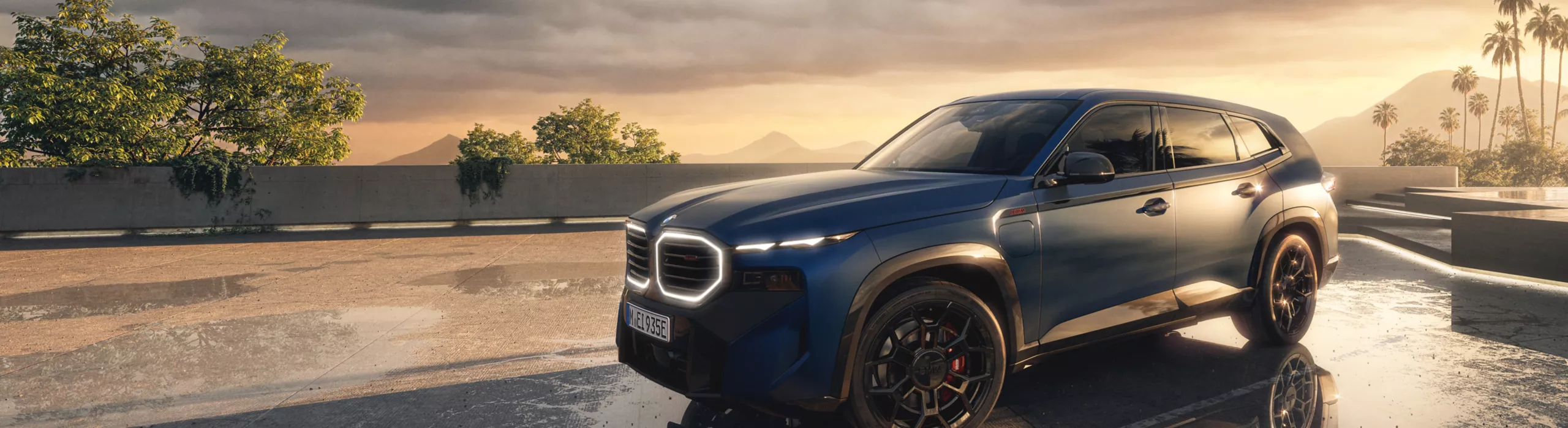 打ち寄せる波が見える駐車場に停まる、BMW XM