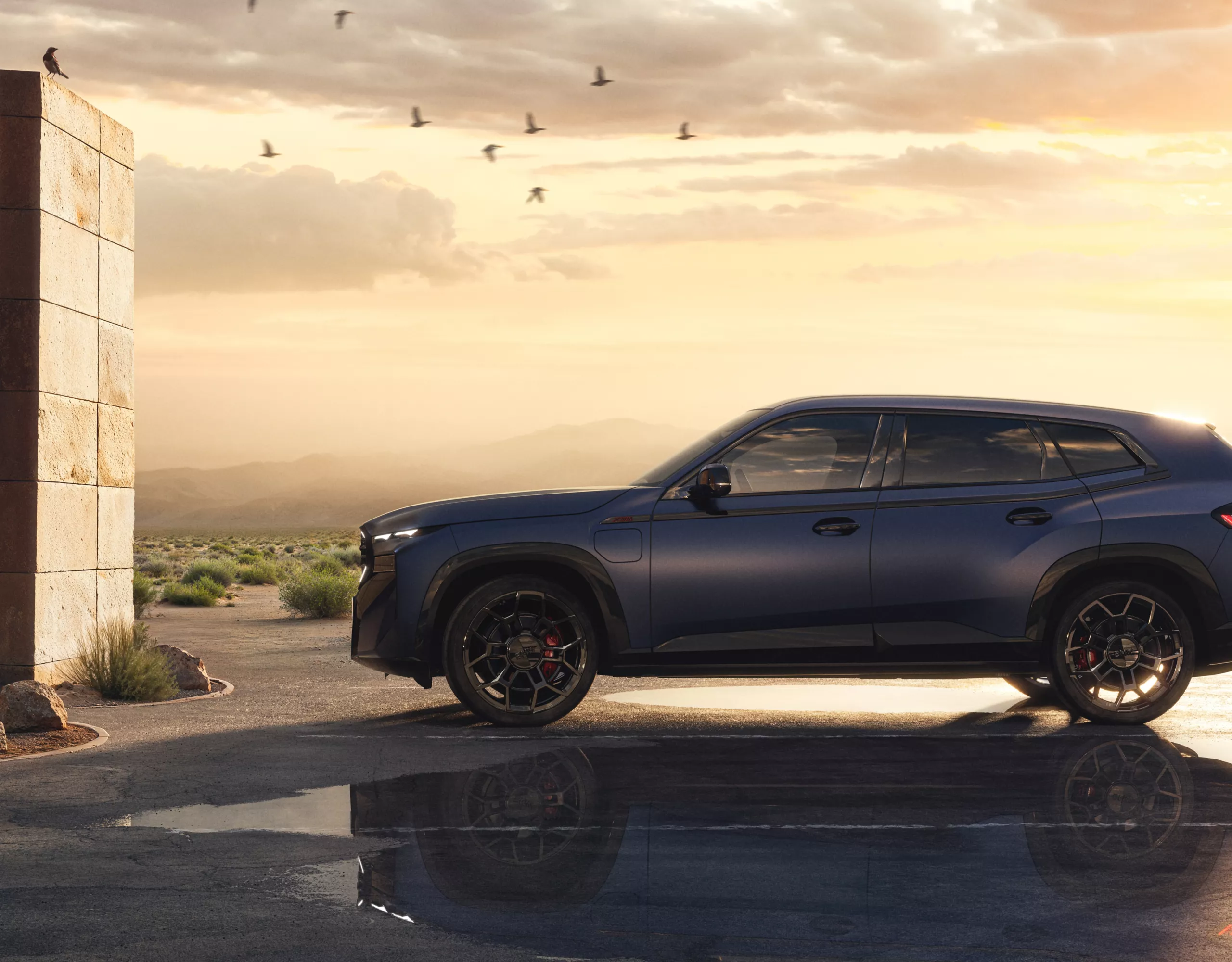 街中で充電中のBMW XM