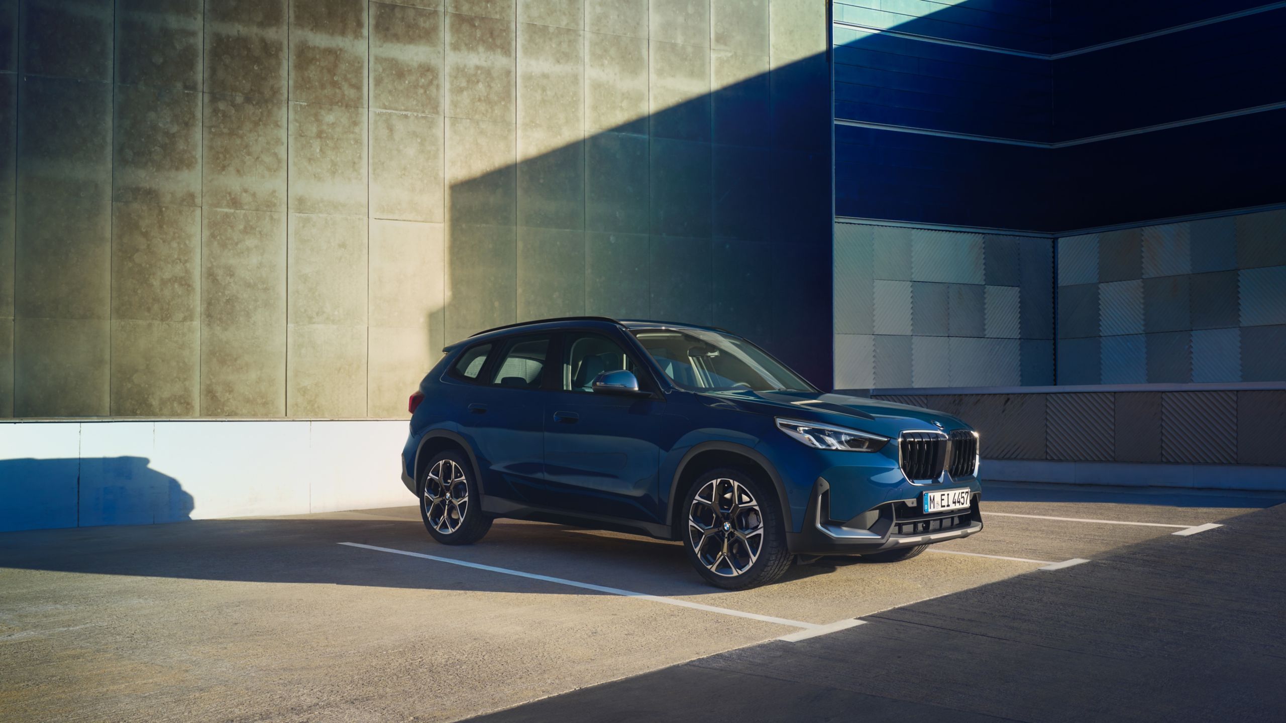 Une vue 3/4 de la BMW X1 en version à combustion présente la conception de la calandre.