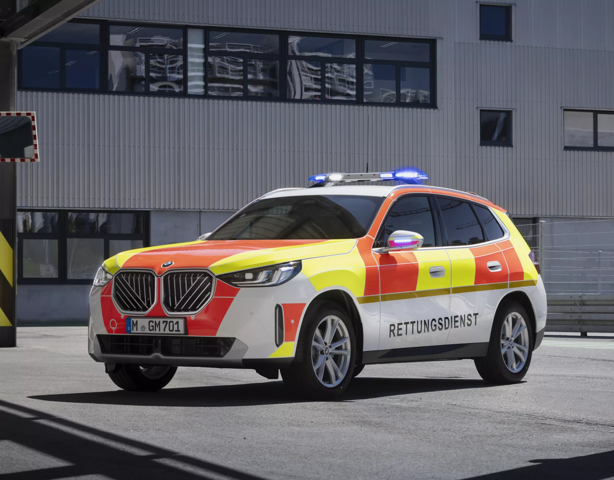 Ein BMW Notarzteinsatzfahrzeug steht vor einer weißen Wand