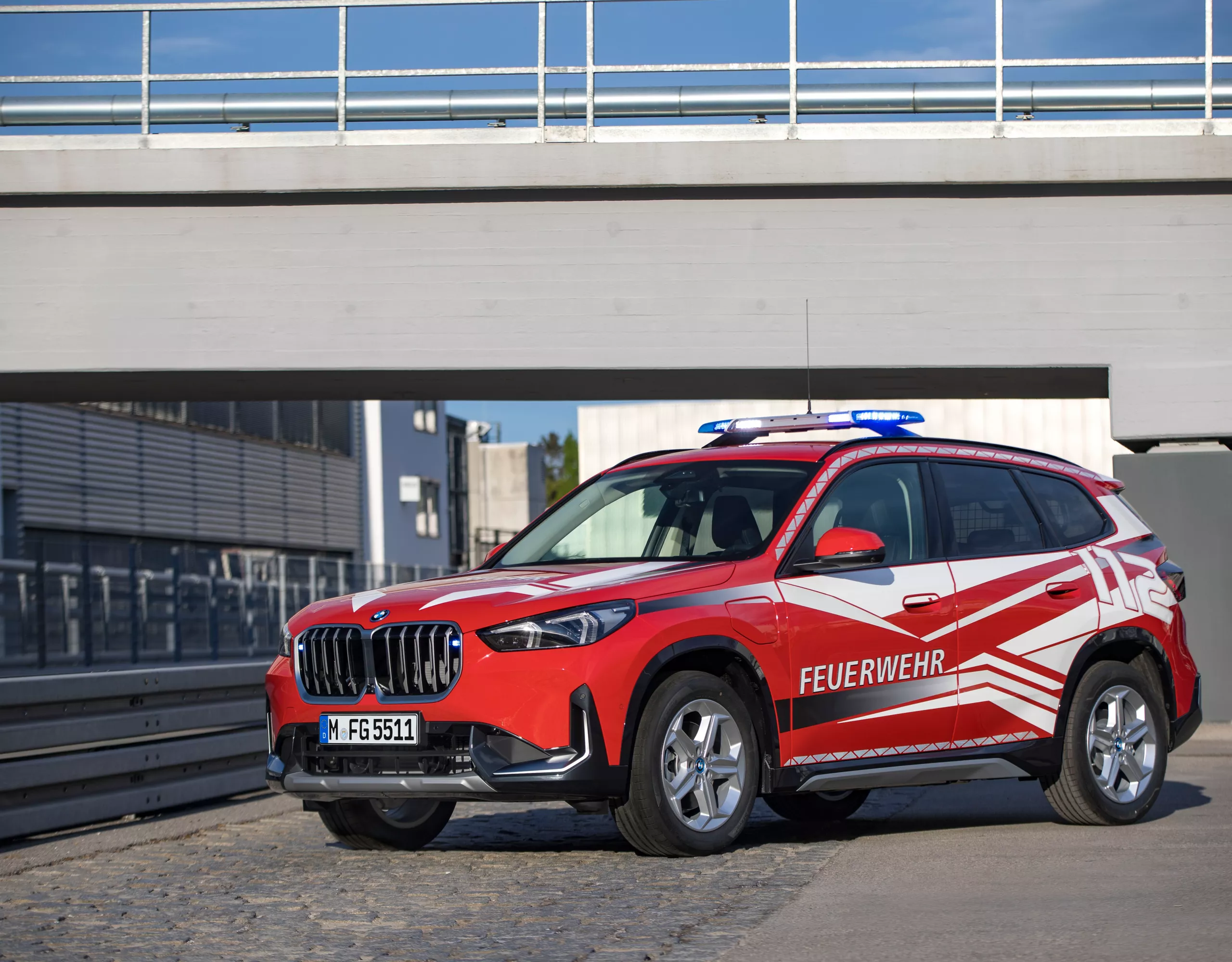 Ein BMW Feuerwehrfahrzeug steht vor einem Gebäude