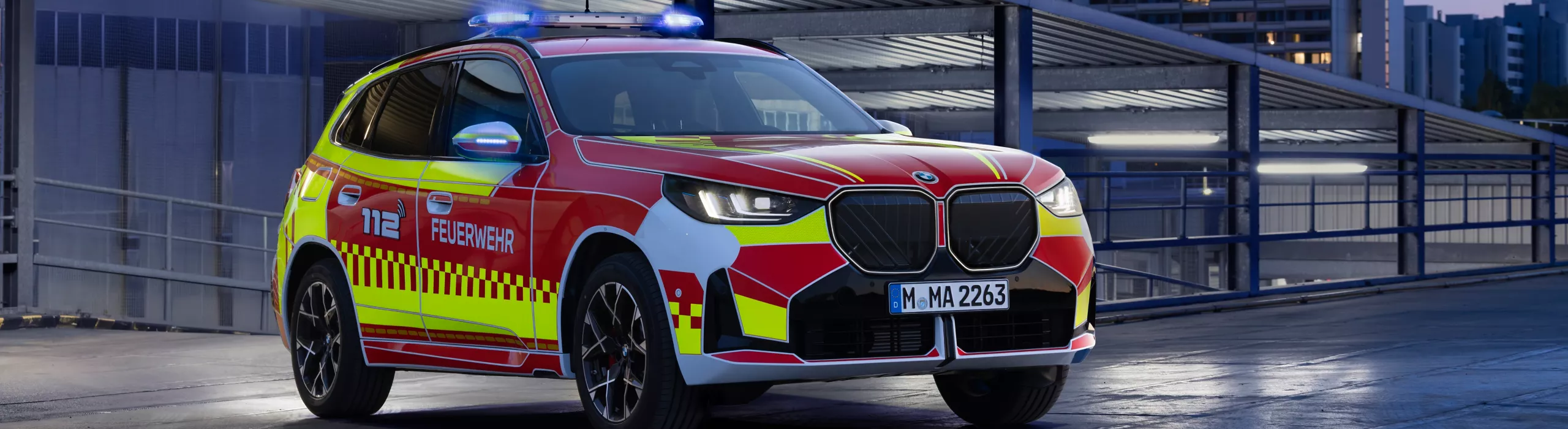 BMW Einsatzfahrzeug steht vor einem Gebäude