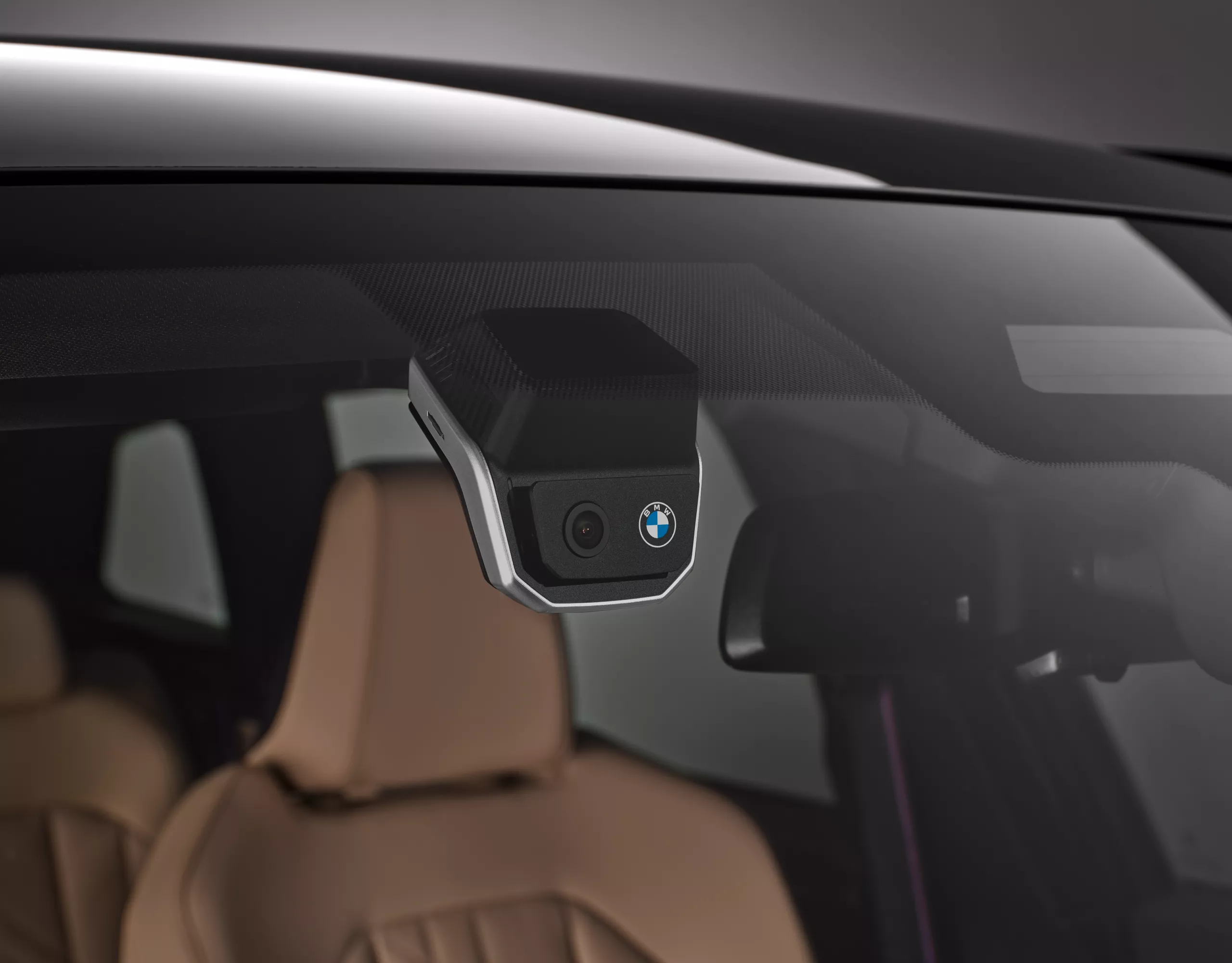 Person loads the rear box mounted on the BMW