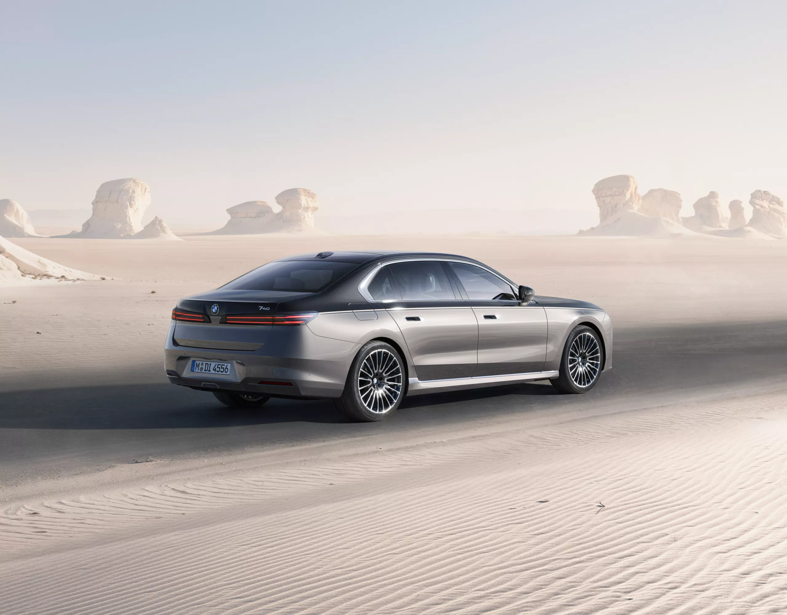 Vista traseira a 3/4 do Berlina BMW Série 7 num paisagem desértica