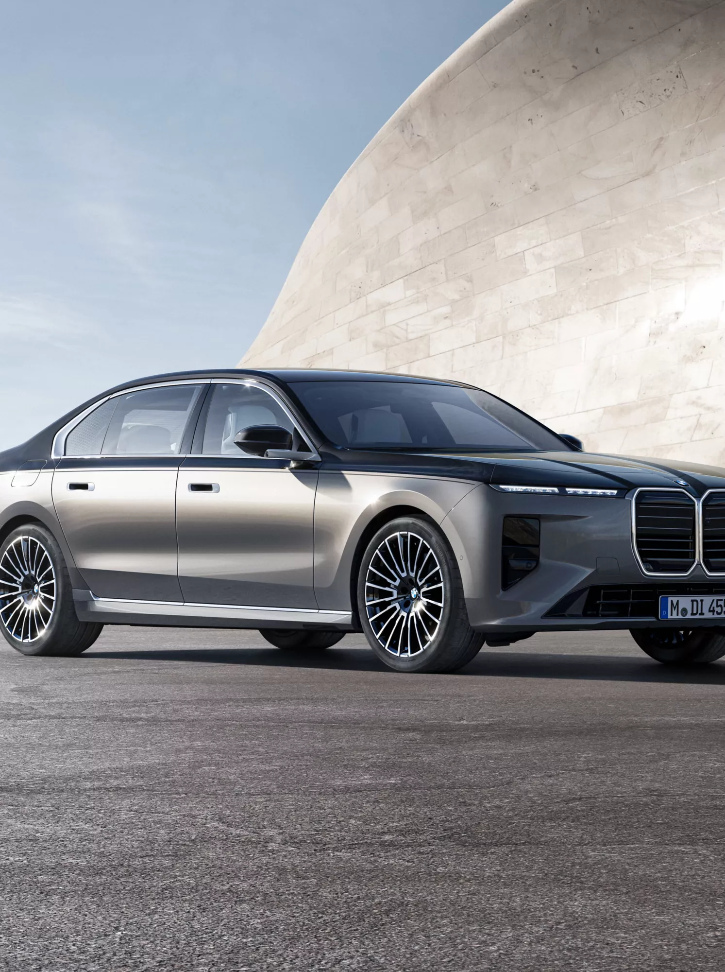 Ein BMW Einsatzfahrzeug steht vor einem Gebäude