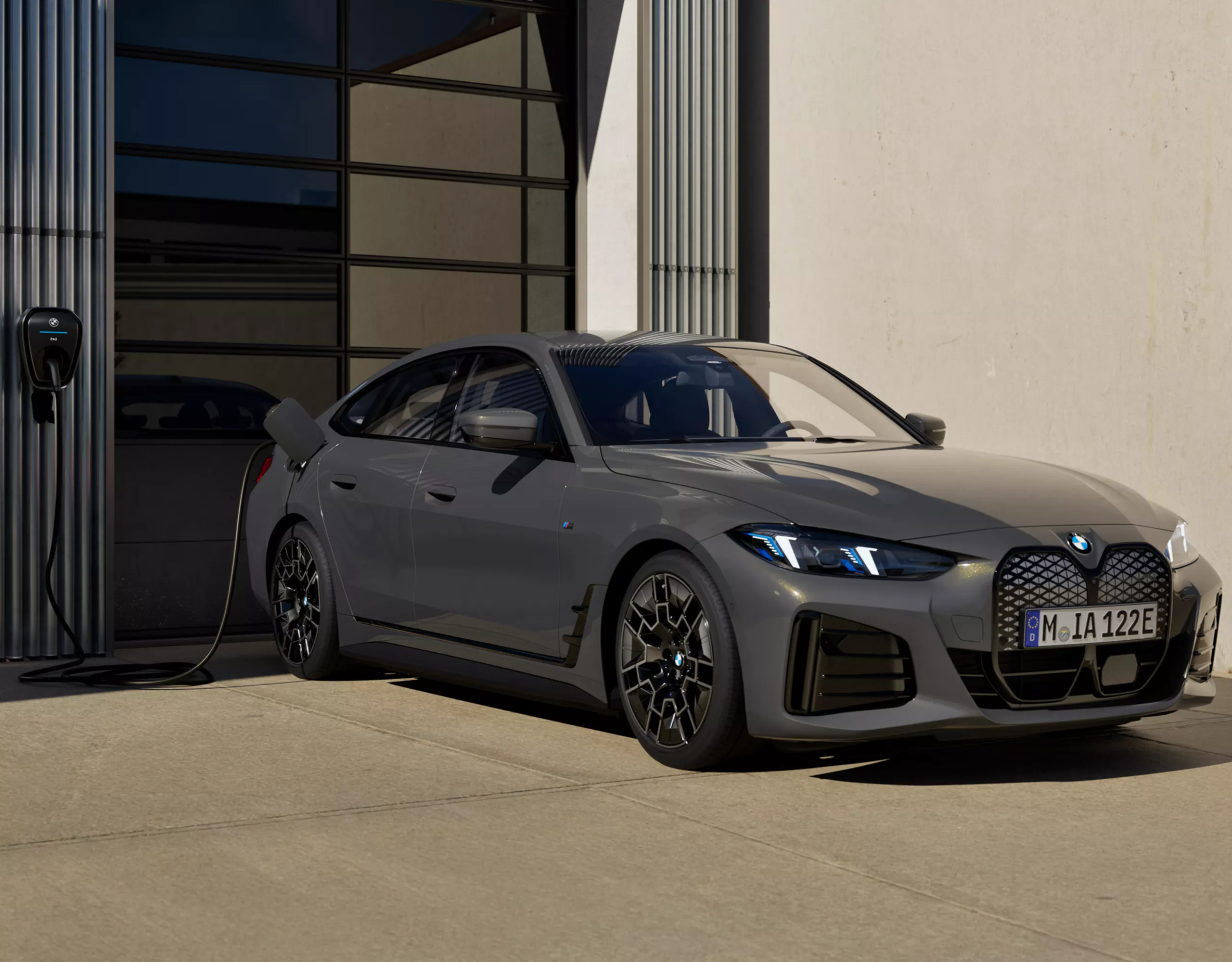 BMW i4：BMW Wallboxで充電中のBMW i4 eDrive40 M Sport