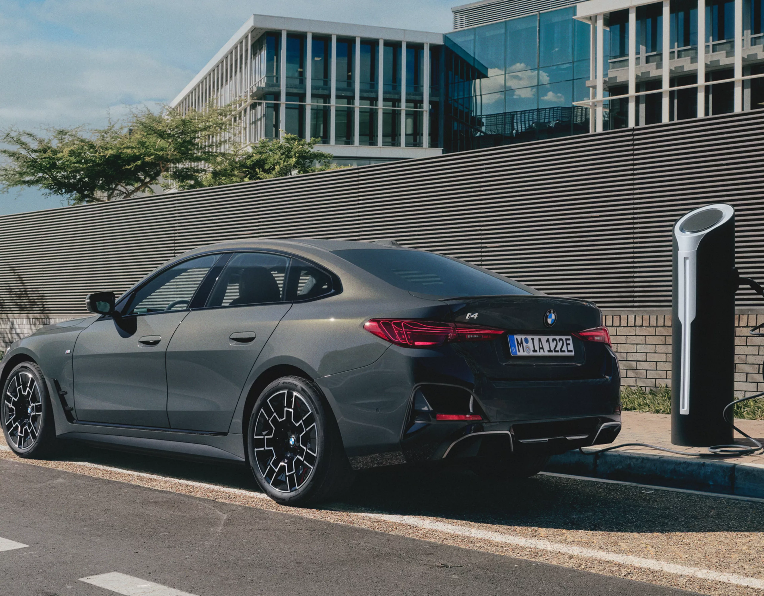 BMW i4：外出先で充電中のBMW i4 eDrive40 M Sport