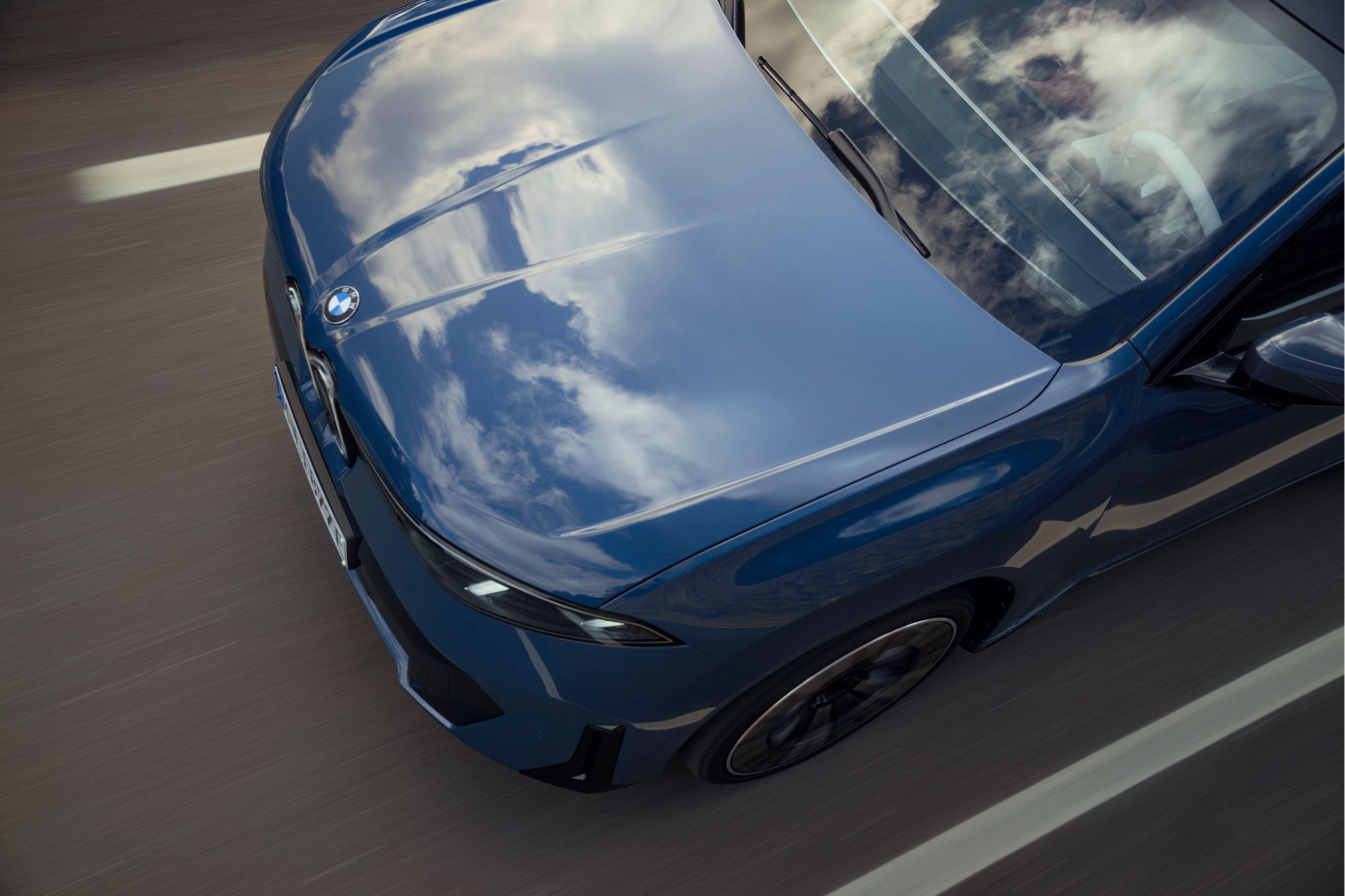 Detalhe do BMW iX3 visto de cima a andar na estrada