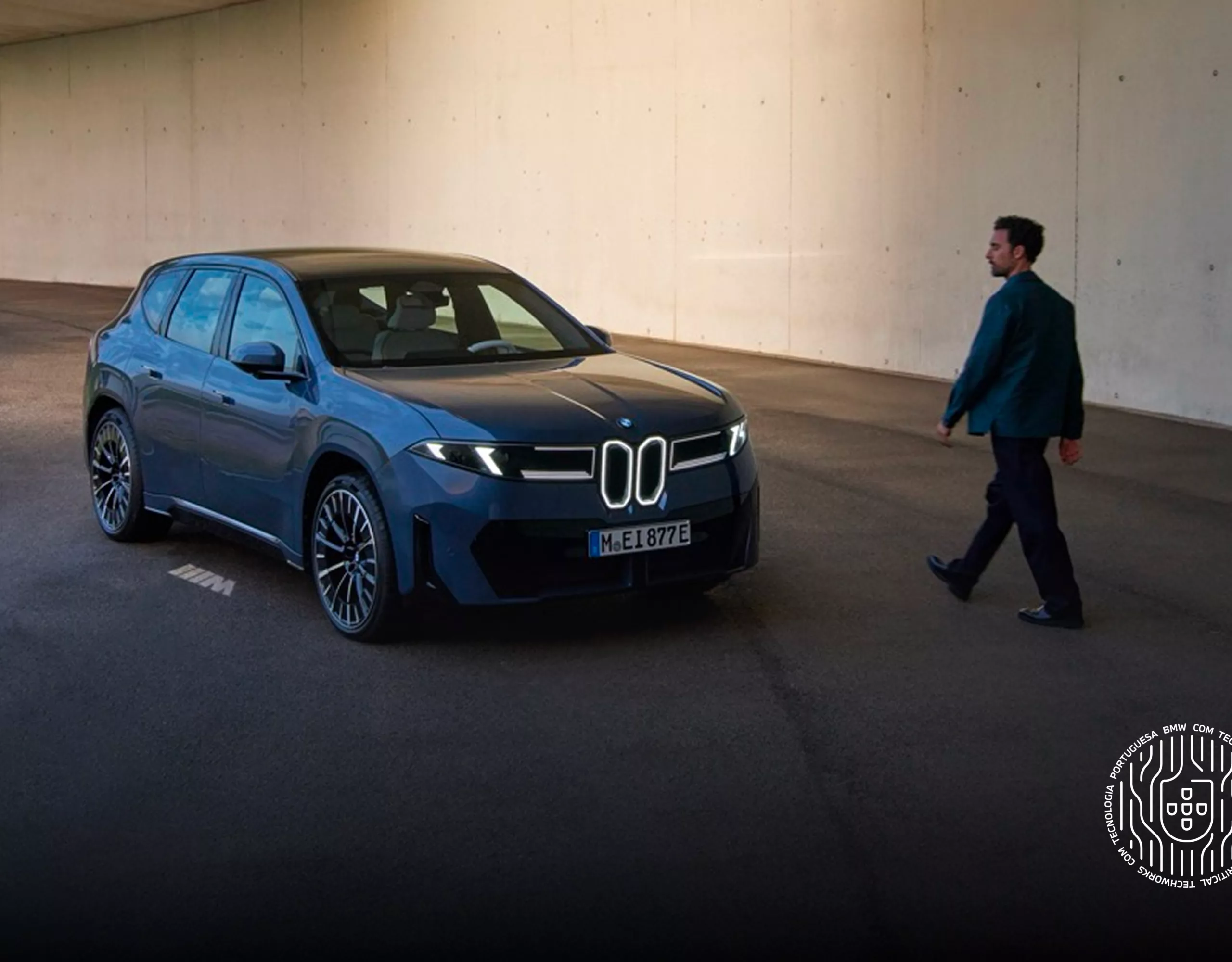Homem a andar em direção ao BMW iX3 estacionado