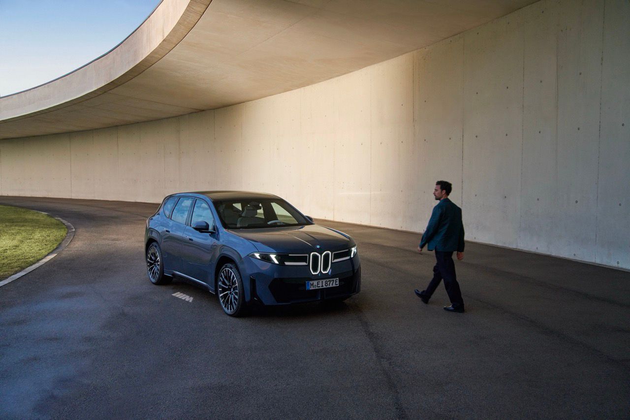 Homem a andar em direção ao BMW iX3 estacionado