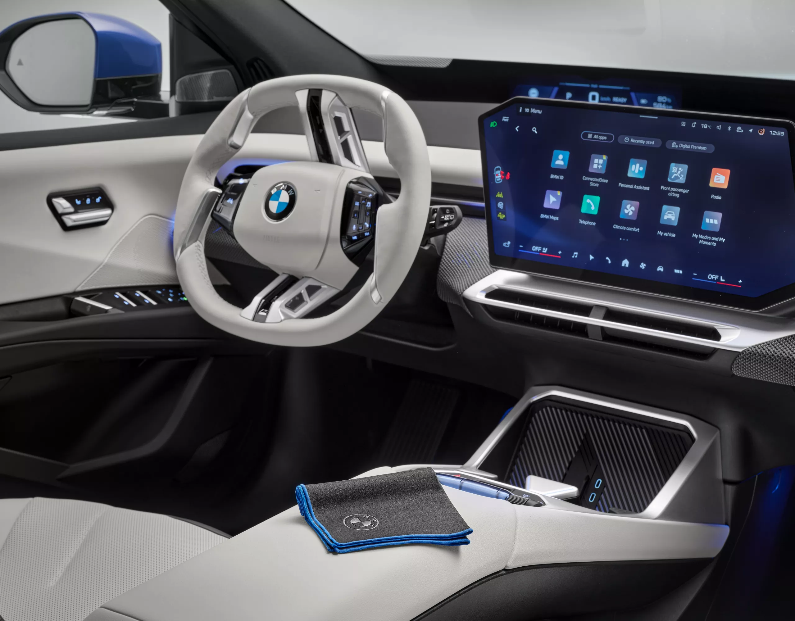 Des produits d’entretien BMW se trouvent dans le coffre d’une BMW