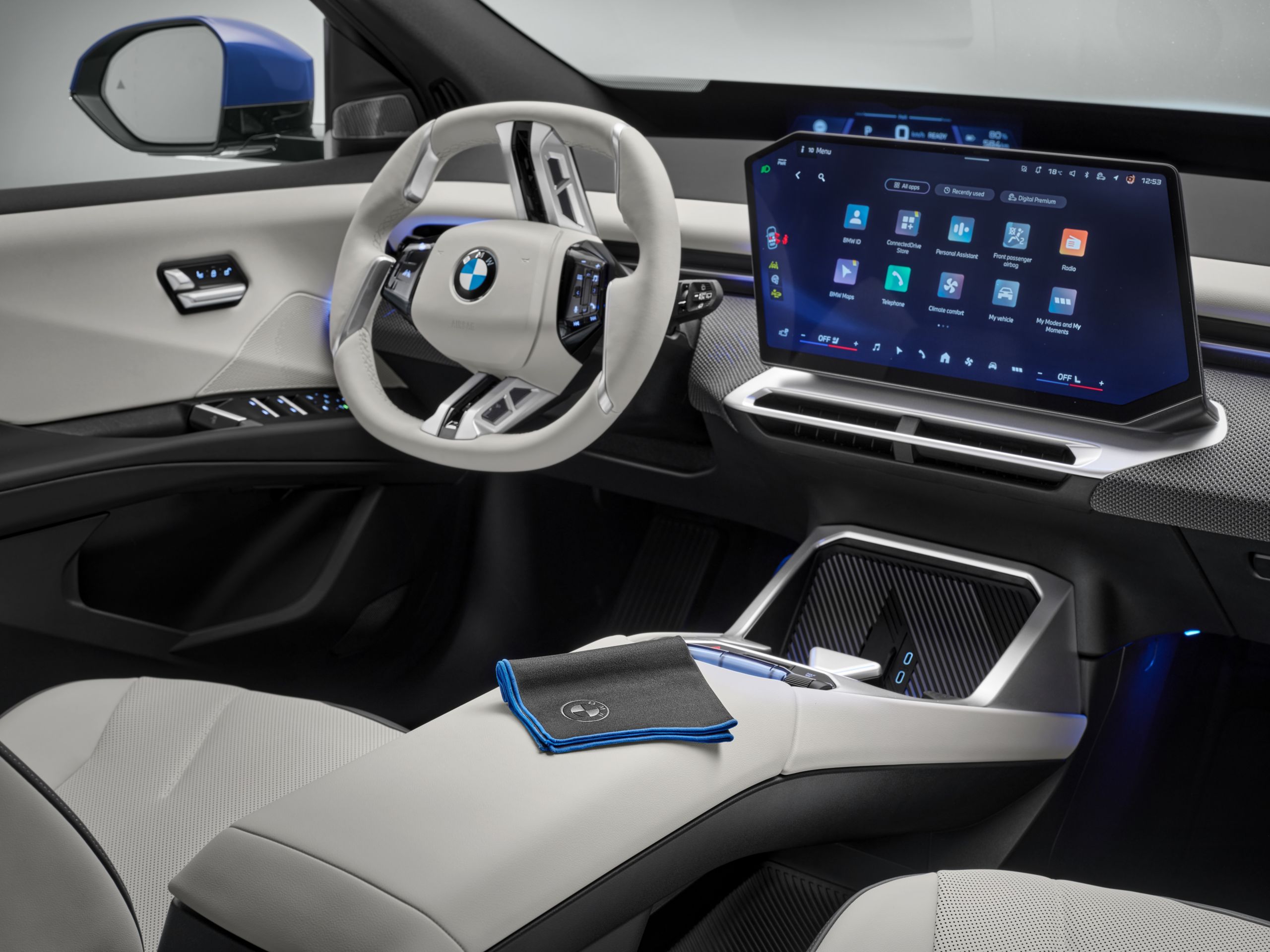 Des produits d’entretien BMW se trouvent dans le coffre d’une BMW