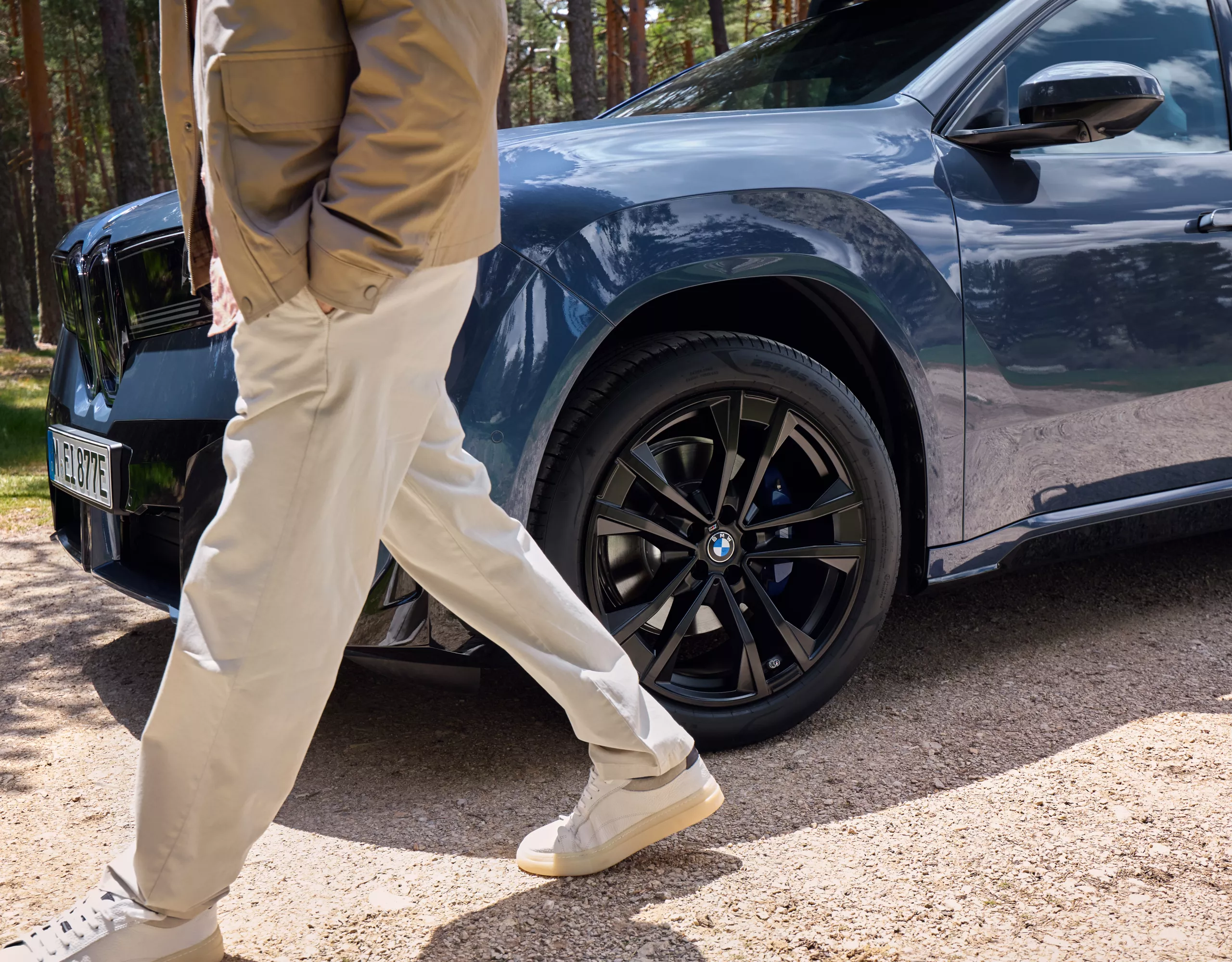La BMW iX3 avec une jante noire est stationnée sur une plateforme